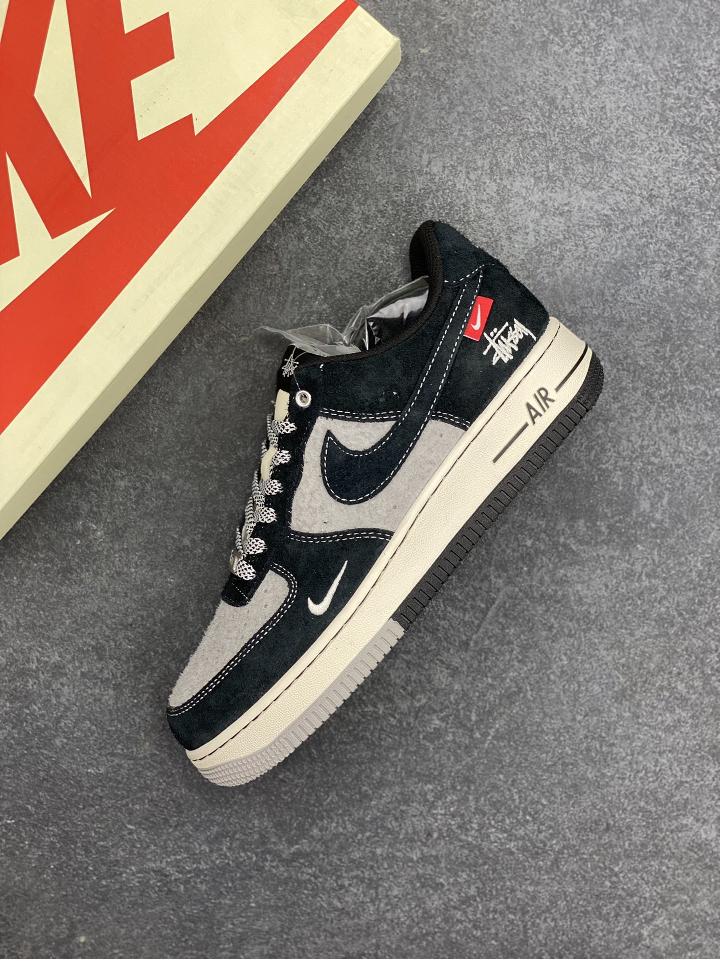 图片[7]-NIke Air Force 1 \’07 Low “斯图西联名–黑灰双色底”空军一号 低帮 运动鞋 休闲鞋 折边针车 工艺难度大 原楦头原纸板 原装鞋盒 定制五金配件 内置全掌气垫 原厂鞋底 货号：SJ6698-017 尺码：36 36.5 37.5 38 38.5 39 40 40.5 41 42 42.5 43 44 44.5 45-选品中心