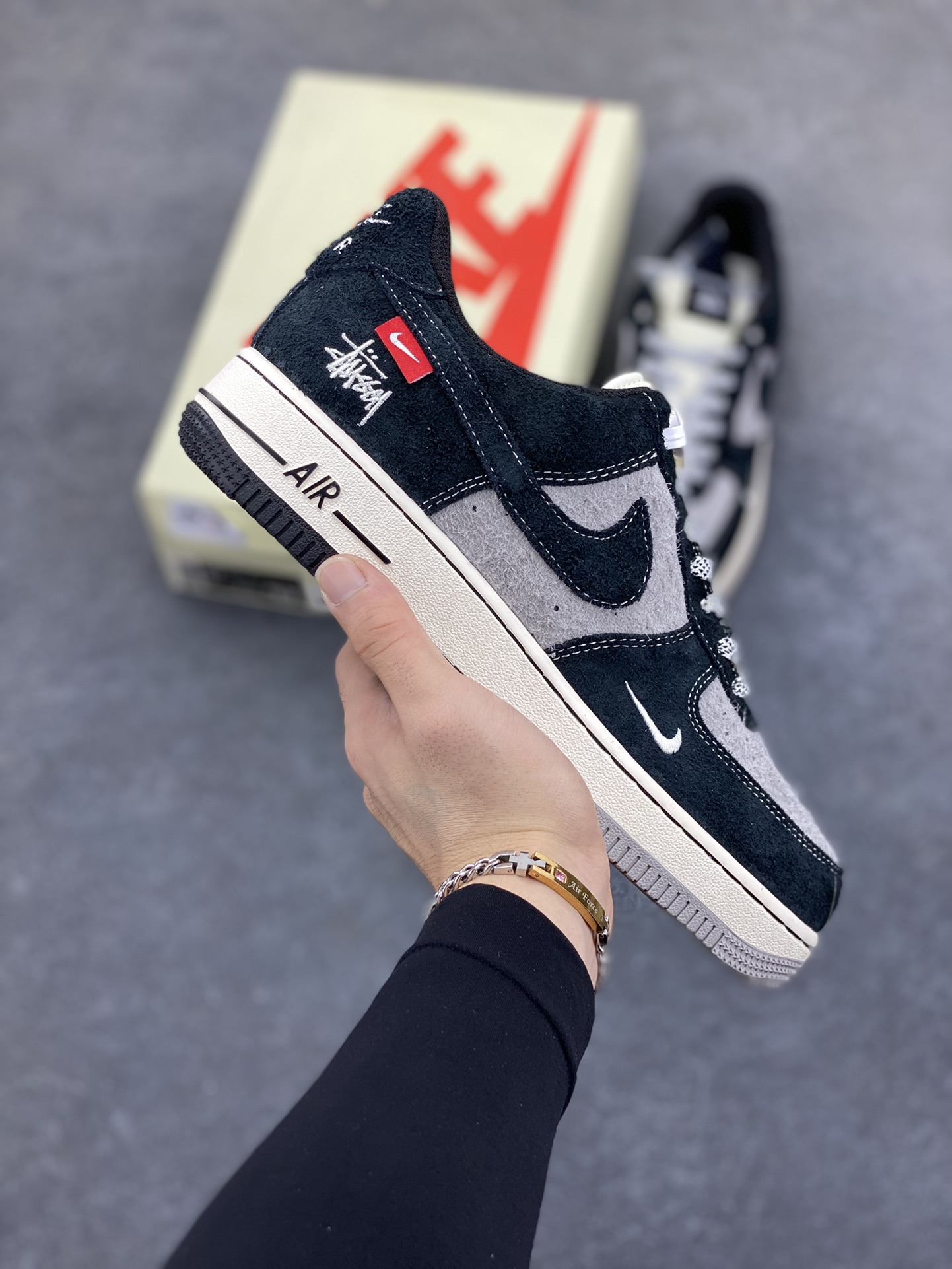 NIke Air Force 1 \'07 Low “斯图西联名--黑灰双色底”空军一号 低帮 运动鞋 休闲鞋 折边针车 工艺难度大 原楦头原纸板 原装鞋盒 定制五金配件 内置全掌气垫 原厂鞋底 货号：SJ6698-017 尺码：36 36.5 37.5 38 38.5 39 40 40.5 41 42 42.5 43 44 44.5 45-选品中心