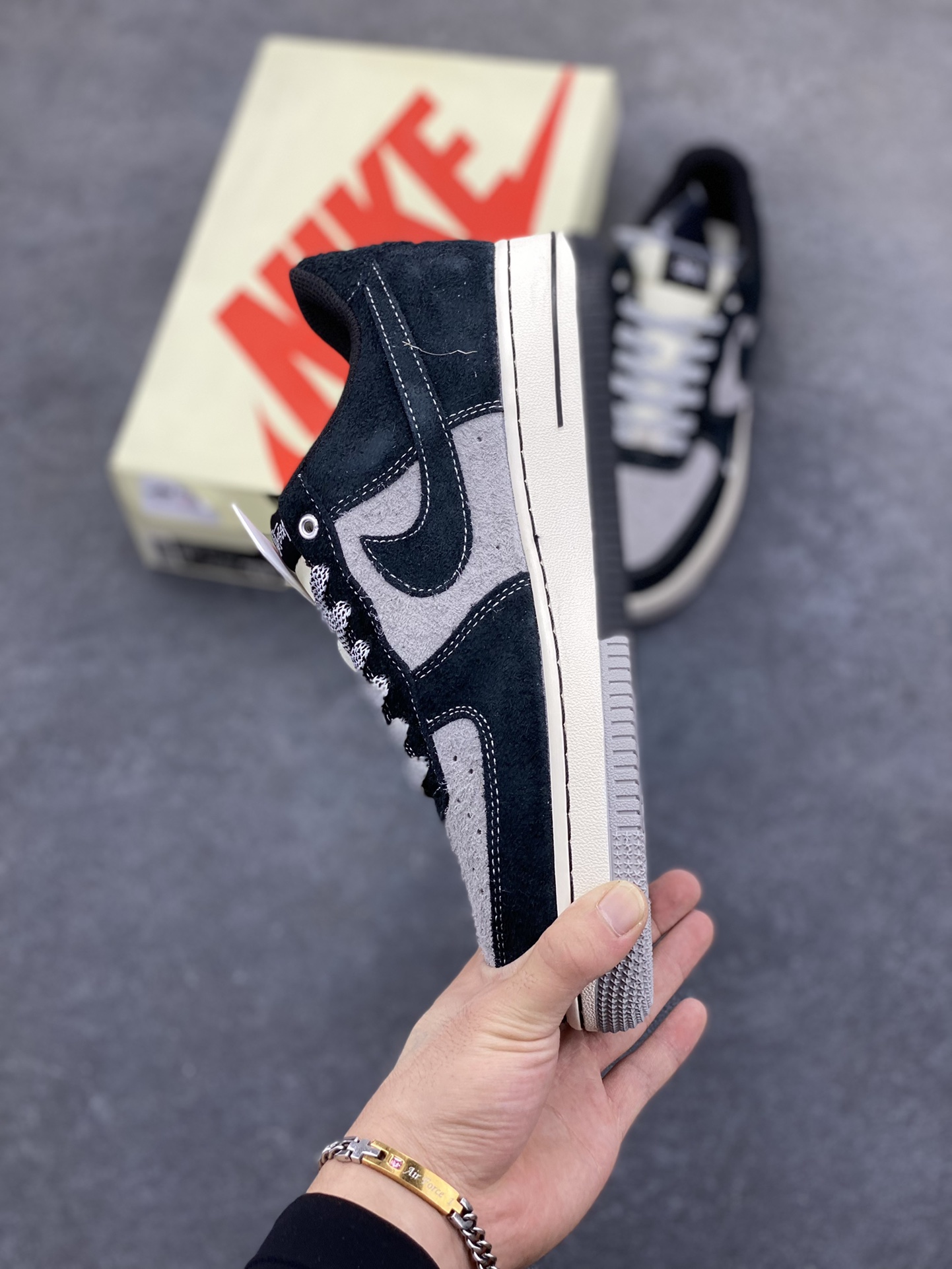 图片[3]-NIke Air Force 1 \’07 Low “斯图西联名–黑灰双色底”空军一号 低帮 运动鞋 休闲鞋 折边针车 工艺难度大 原楦头原纸板 原装鞋盒 定制五金配件 内置全掌气垫 原厂鞋底 货号：SJ6698-017 尺码：36 36.5 37.5 38 38.5 39 40 40.5 41 42 42.5 43 44 44.5 45-选品中心