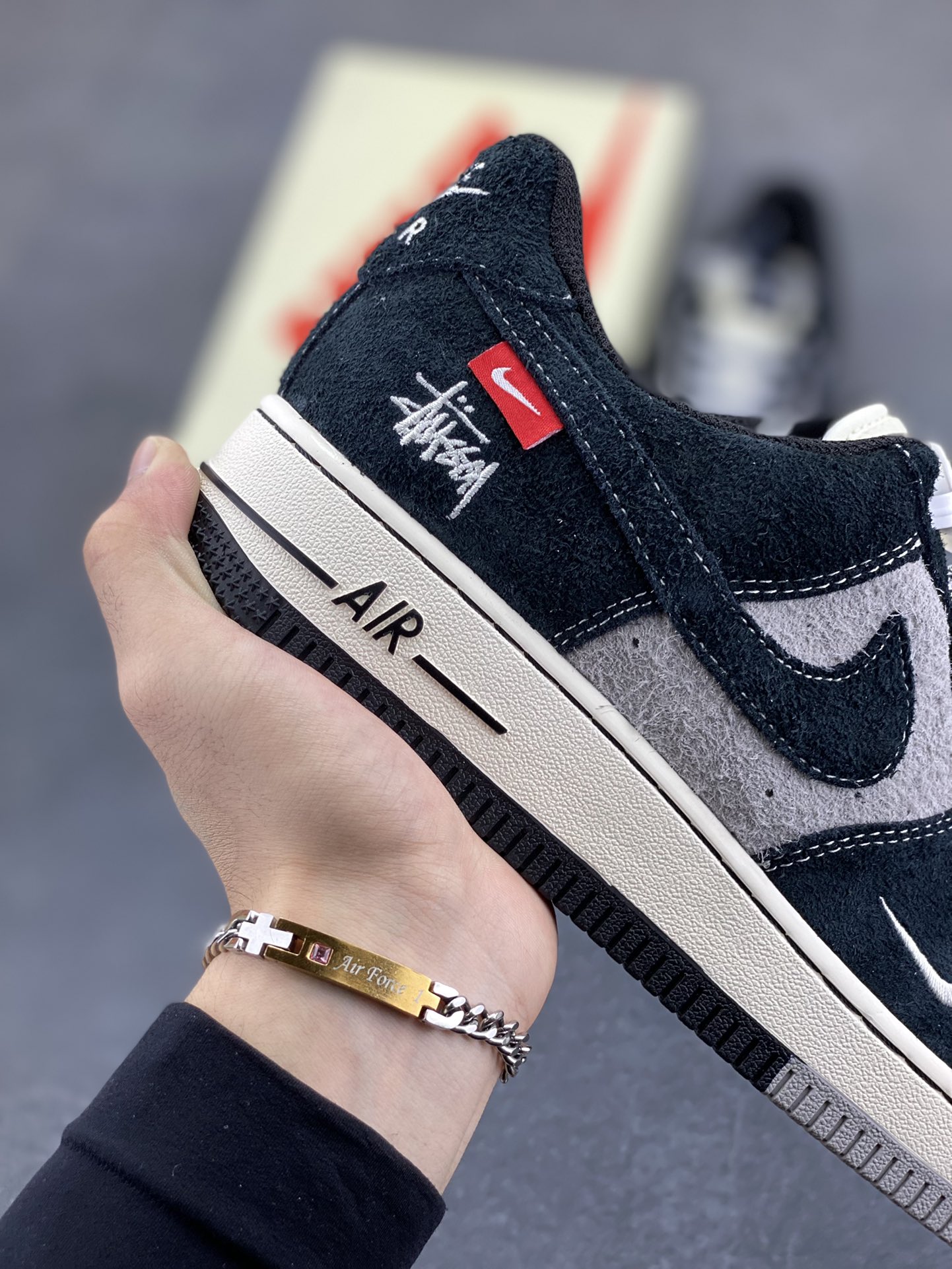 图片[6]-NIke Air Force 1 \’07 Low “斯图西联名–黑灰双色底”空军一号 低帮 运动鞋 休闲鞋 折边针车 工艺难度大 原楦头原纸板 原装鞋盒 定制五金配件 内置全掌气垫 原厂鞋底 货号：SJ6698-017 尺码：36 36.5 37.5 38 38.5 39 40 40.5 41 42 42.5 43 44 44.5 45-选品中心