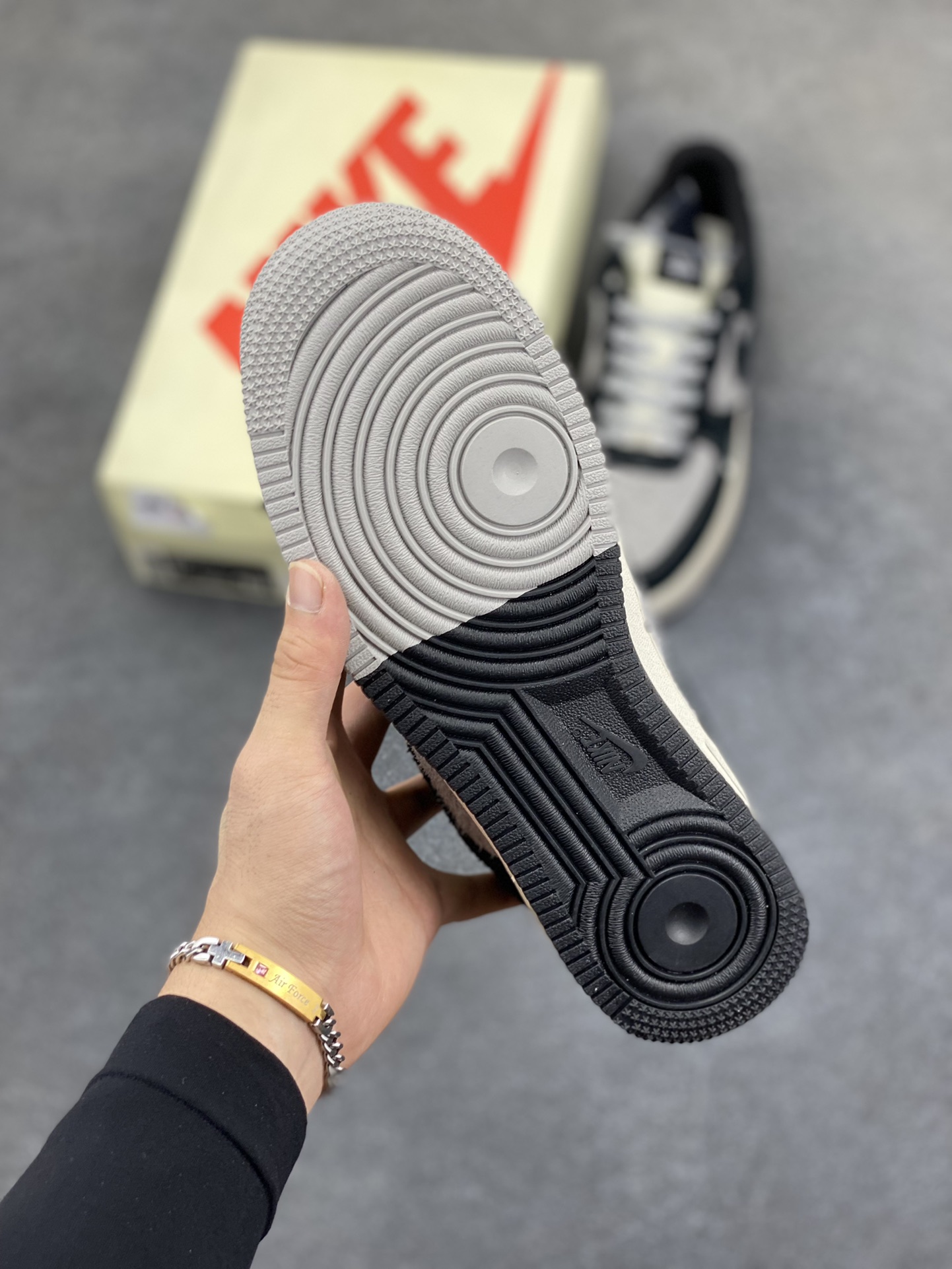 图片[5]-NIke Air Force 1 \’07 Low “斯图西联名–黑灰双色底”空军一号 低帮 运动鞋 休闲鞋 折边针车 工艺难度大 原楦头原纸板 原装鞋盒 定制五金配件 内置全掌气垫 原厂鞋底 货号：SJ6698-017 尺码：36 36.5 37.5 38 38.5 39 40 40.5 41 42 42.5 43 44 44.5 45-选品中心