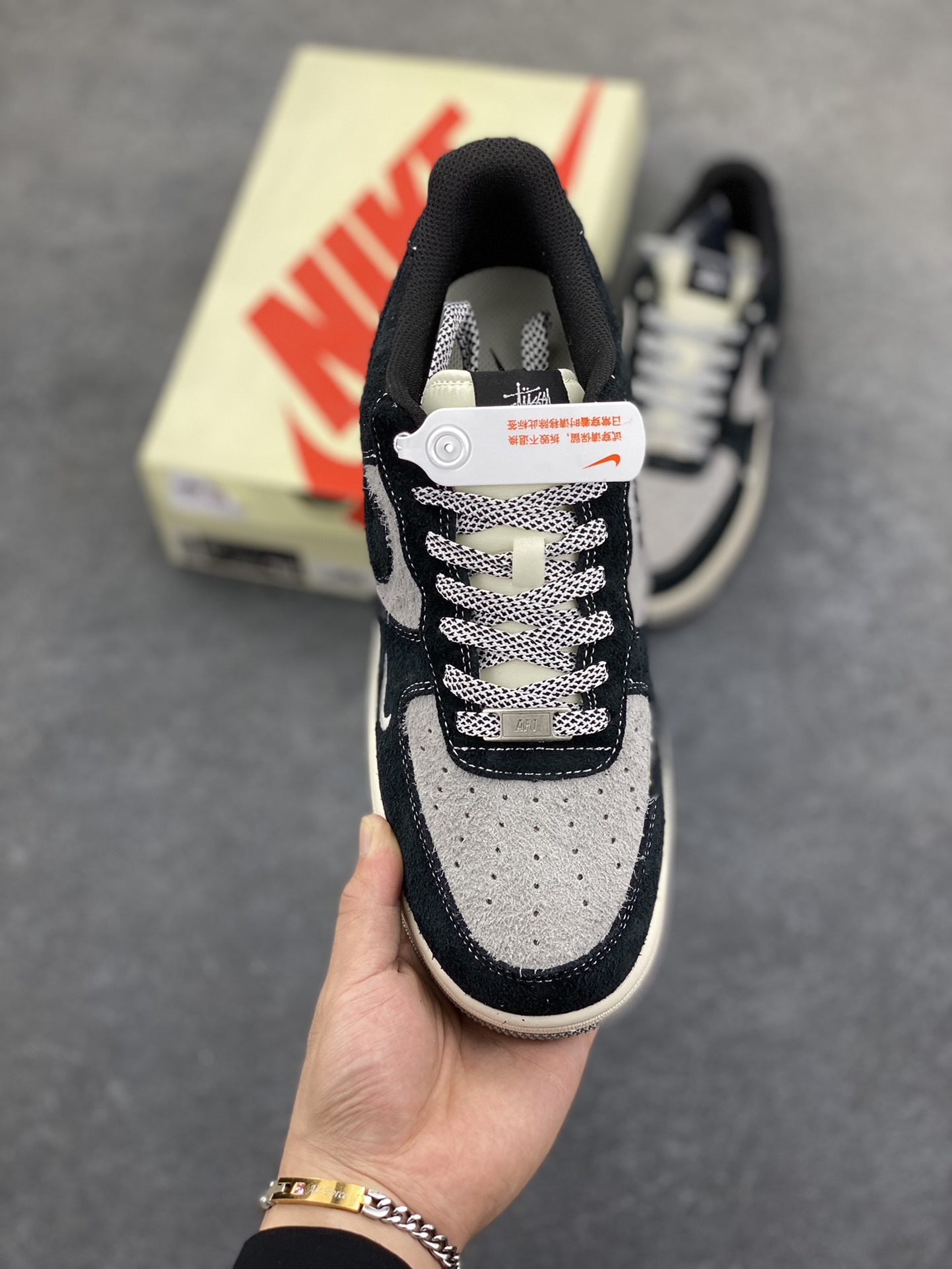 图片[2]-NIke Air Force 1 \’07 Low “斯图西联名–黑灰双色底”空军一号 低帮 运动鞋 休闲鞋 折边针车 工艺难度大 原楦头原纸板 原装鞋盒 定制五金配件 内置全掌气垫 原厂鞋底 货号：SJ6698-017 尺码：36 36.5 37.5 38 38.5 39 40 40.5 41 42 42.5 43 44 44.5 45-选品中心