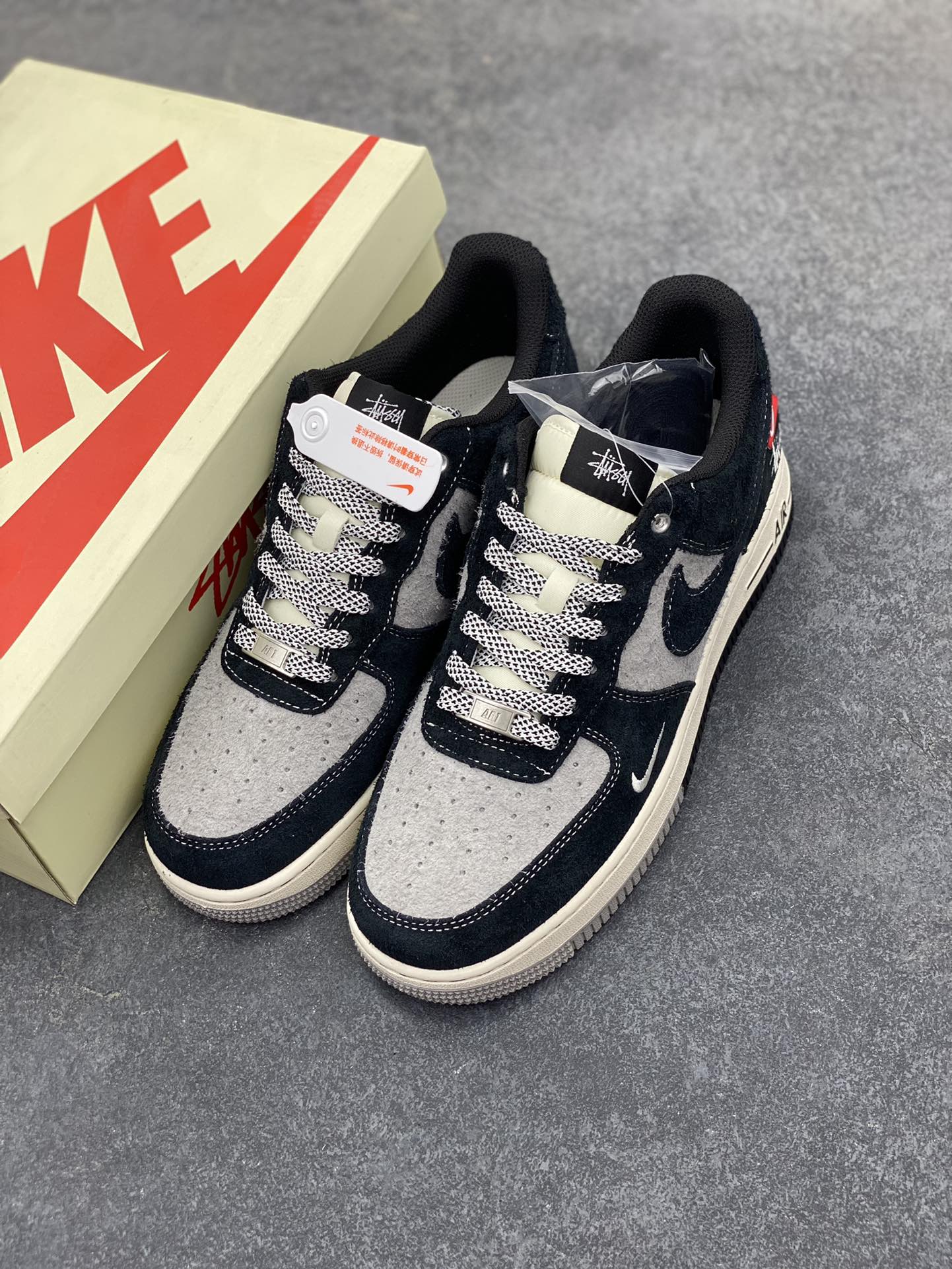 图片[8]-NIke Air Force 1 \’07 Low “斯图西联名–黑灰双色底”空军一号 低帮 运动鞋 休闲鞋 折边针车 工艺难度大 原楦头原纸板 原装鞋盒 定制五金配件 内置全掌气垫 原厂鞋底 货号：SJ6698-017 尺码：36 36.5 37.5 38 38.5 39 40 40.5 41 42 42.5 43 44 44.5 45-选品中心
