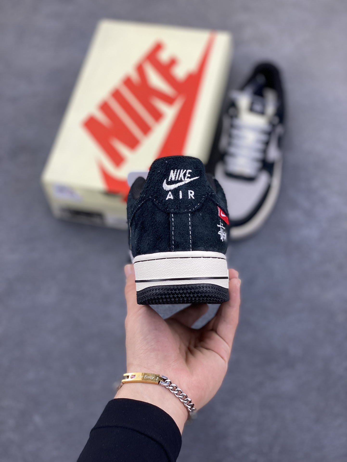 图片[4]-NIke Air Force 1 \’07 Low “斯图西联名–黑灰双色底”空军一号 低帮 运动鞋 休闲鞋 折边针车 工艺难度大 原楦头原纸板 原装鞋盒 定制五金配件 内置全掌气垫 原厂鞋底 货号：SJ6698-017 尺码：36 36.5 37.5 38 38.5 39 40 40.5 41 42 42.5 43 44 44.5 45-选品中心