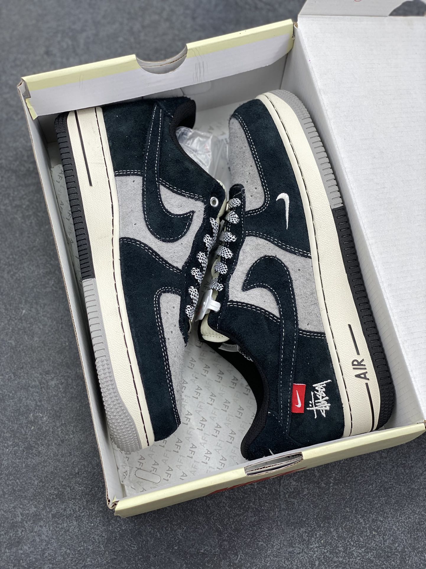 图片[9]-NIke Air Force 1 \’07 Low “斯图西联名–黑灰双色底”空军一号 低帮 运动鞋 休闲鞋 折边针车 工艺难度大 原楦头原纸板 原装鞋盒 定制五金配件 内置全掌气垫 原厂鞋底 货号：SJ6698-017 尺码：36 36.5 37.5 38 38.5 39 40 40.5 41 42 42.5 43 44 44.5 45-选品中心