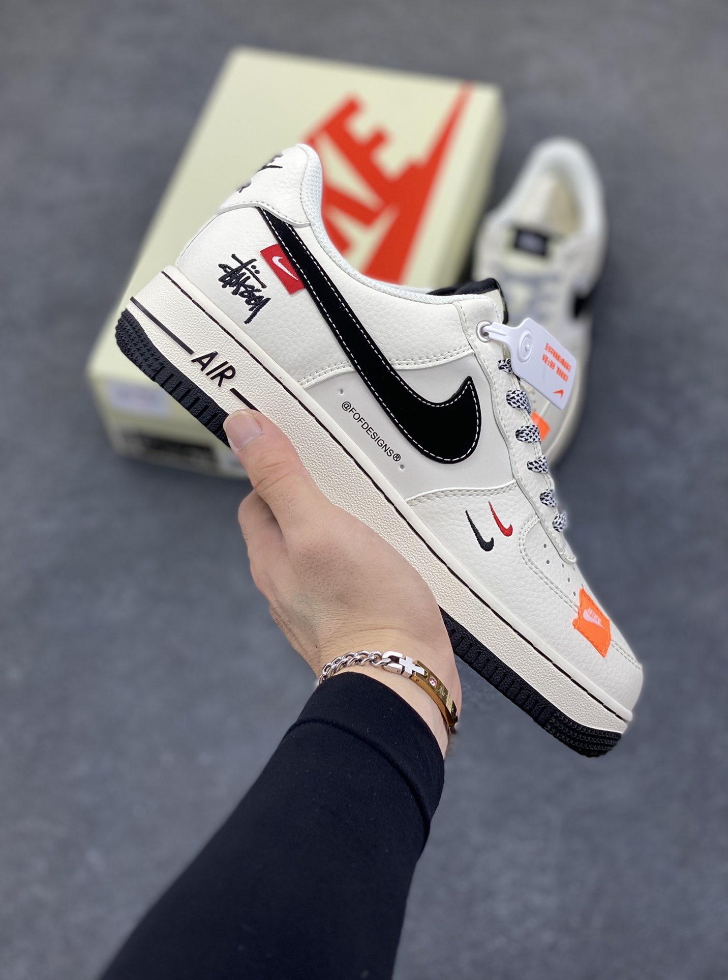 NIke Air Force 1 \’07 Low “斯图西联名–米黑织布标”空军一号 低帮 运动鞋 休闲鞋 折边针车 工艺难度大 原楦头原纸板 原装鞋盒 定制五金配件 内置全掌气垫 原厂鞋底 货号:SJ6698-011 尺码:36 36.5 37.5 38 38.5 39 40 40.5 41 42 42.5 43 44 44.5 45-选品中心