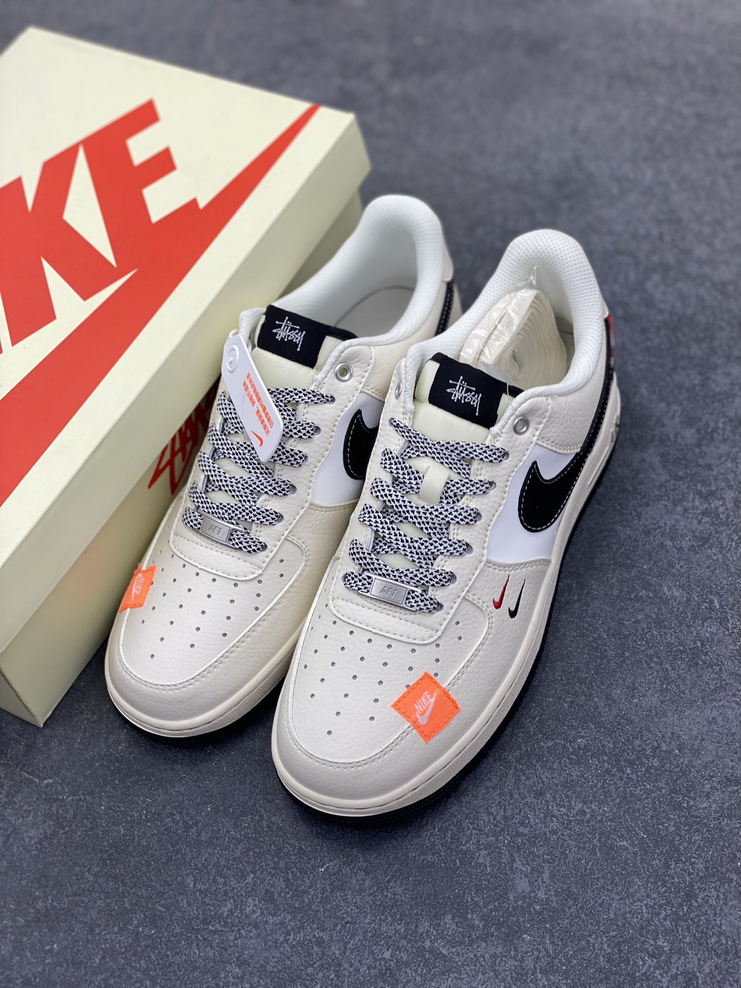 图片[8]-NIke Air Force 1 \’07 Low “斯图西联名–米黑织布标”空军一号 低帮 运动鞋 休闲鞋 折边针车 工艺难度大 原楦头原纸板 原装鞋盒 定制五金配件 内置全掌气垫 原厂鞋底 货号：SJ6698-011 尺码：36 36.5 37.5 38 38.5 39 40 40.5 41 42 42.5 43 44 44.5 45-选品中心