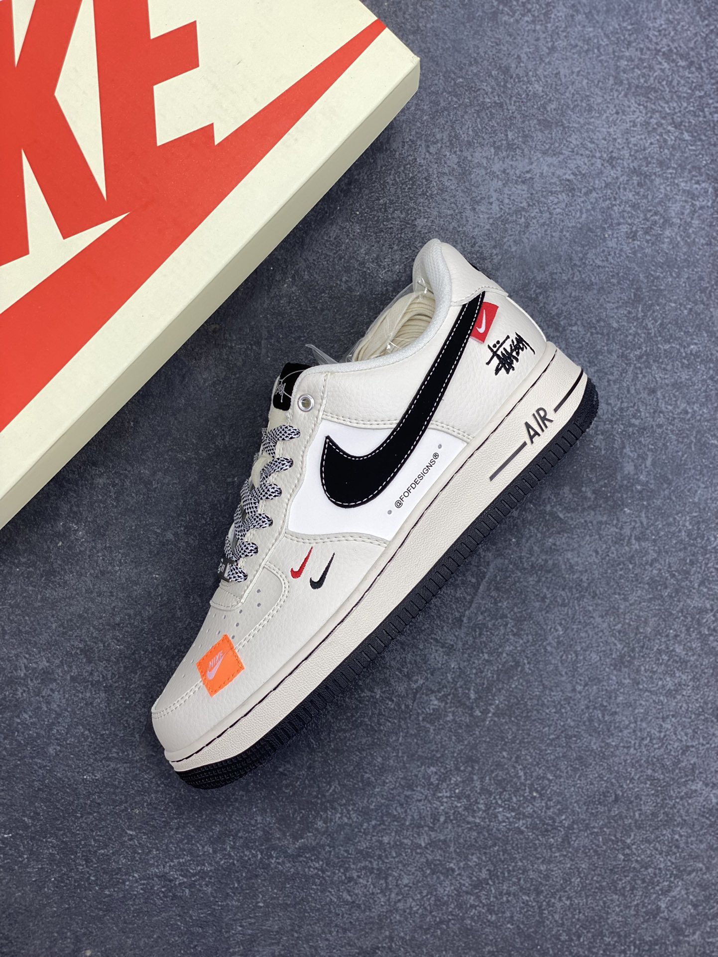 图片[7]-NIke Air Force 1 \’07 Low “斯图西联名–米黑织布标”空军一号 低帮 运动鞋 休闲鞋 折边针车 工艺难度大 原楦头原纸板 原装鞋盒 定制五金配件 内置全掌气垫 原厂鞋底 货号：SJ6698-011 尺码：36 36.5 37.5 38 38.5 39 40 40.5 41 42 42.5 43 44 44.5 45-选品中心