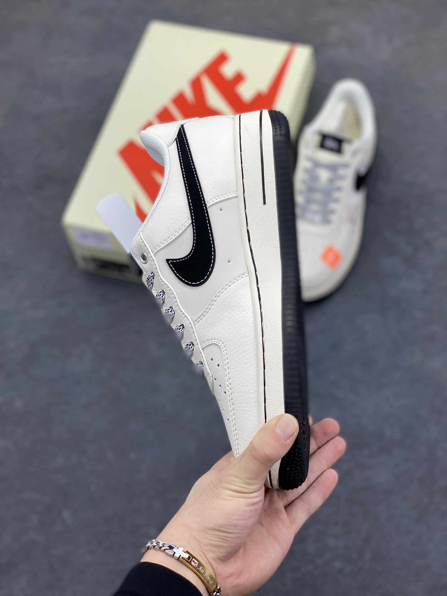 图片[3]-NIke Air Force 1 \’07 Low “斯图西联名–米黑织布标”空军一号 低帮 运动鞋 休闲鞋 折边针车 工艺难度大 原楦头原纸板 原装鞋盒 定制五金配件 内置全掌气垫 原厂鞋底 货号：SJ6698-011 尺码：36 36.5 37.5 38 38.5 39 40 40.5 41 42 42.5 43 44 44.5 45-选品中心