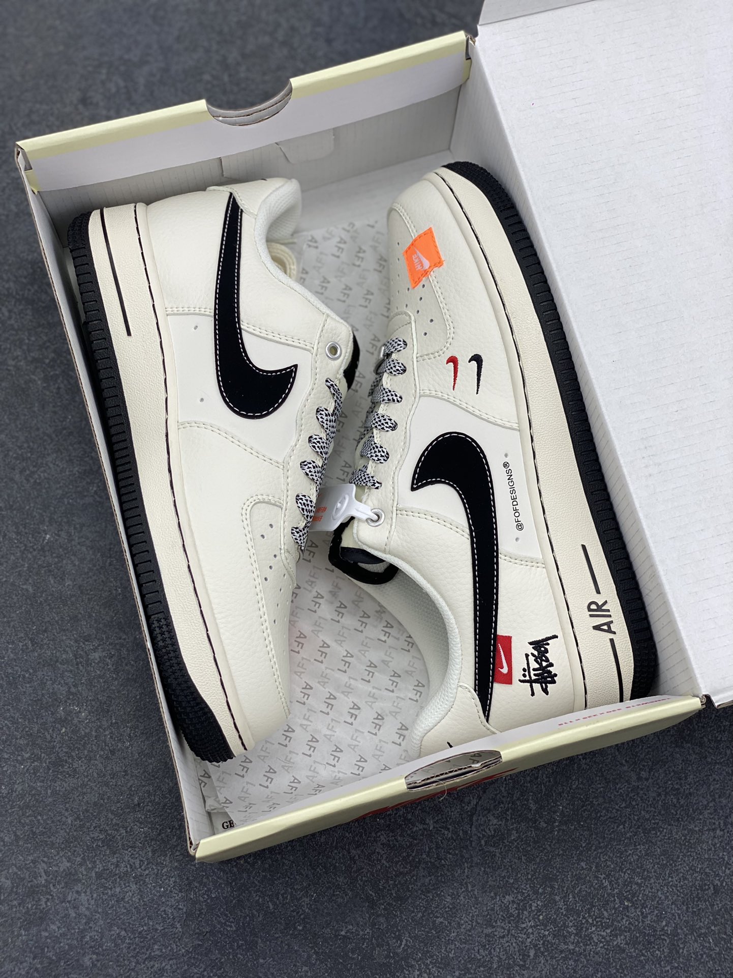 图片[9]-NIke Air Force 1 \’07 Low “斯图西联名–米黑织布标”空军一号 低帮 运动鞋 休闲鞋 折边针车 工艺难度大 原楦头原纸板 原装鞋盒 定制五金配件 内置全掌气垫 原厂鞋底 货号：SJ6698-011 尺码：36 36.5 37.5 38 38.5 39 40 40.5 41 42 42.5 43 44 44.5 45-选品中心