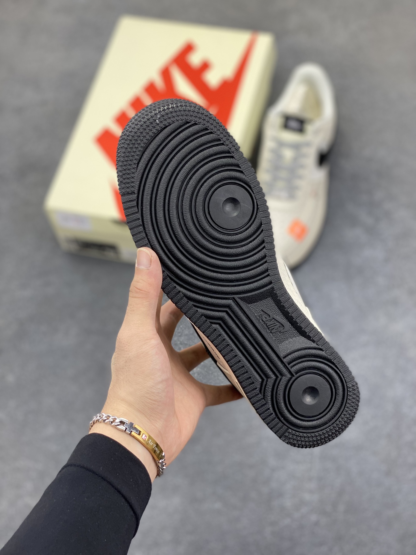 图片[5]-NIke Air Force 1 \’07 Low “斯图西联名–米黑织布标”空军一号 低帮 运动鞋 休闲鞋 折边针车 工艺难度大 原楦头原纸板 原装鞋盒 定制五金配件 内置全掌气垫 原厂鞋底 货号：SJ6698-011 尺码：36 36.5 37.5 38 38.5 39 40 40.5 41 42 42.5 43 44 44.5 45-选品中心