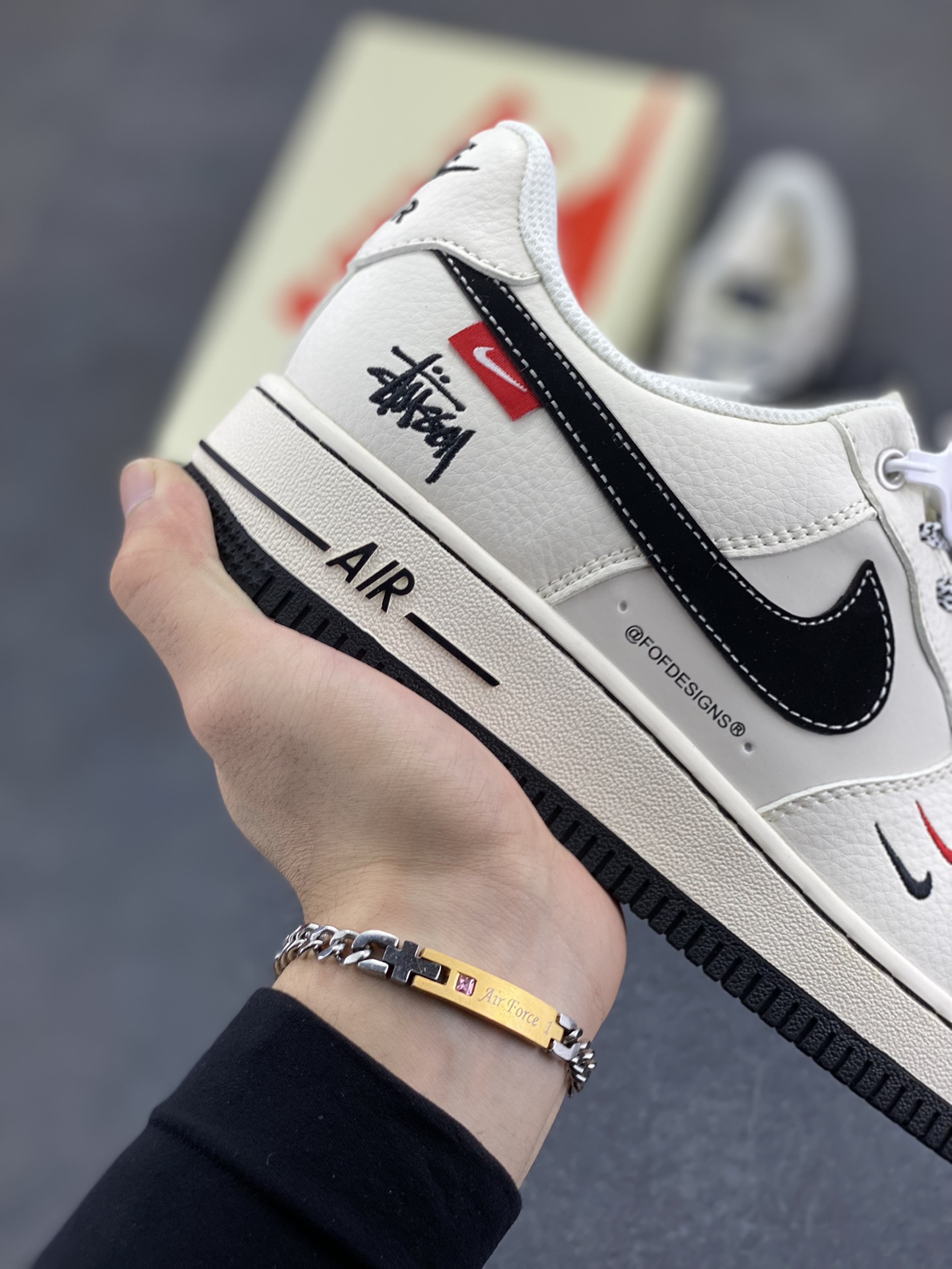 图片[6]-NIke Air Force 1 \’07 Low “斯图西联名–米黑织布标”空军一号 低帮 运动鞋 休闲鞋 折边针车 工艺难度大 原楦头原纸板 原装鞋盒 定制五金配件 内置全掌气垫 原厂鞋底 货号：SJ6698-011 尺码：36 36.5 37.5 38 38.5 39 40 40.5 41 42 42.5 43 44 44.5 45-选品中心