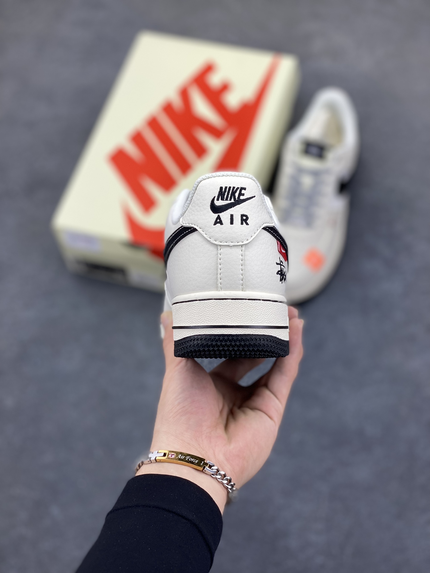 图片[4]-NIke Air Force 1 \’07 Low “斯图西联名–米黑织布标”空军一号 低帮 运动鞋 休闲鞋 折边针车 工艺难度大 原楦头原纸板 原装鞋盒 定制五金配件 内置全掌气垫 原厂鞋底 货号：SJ6698-011 尺码：36 36.5 37.5 38 38.5 39 40 40.5 41 42 42.5 43 44 44.5 45-选品中心