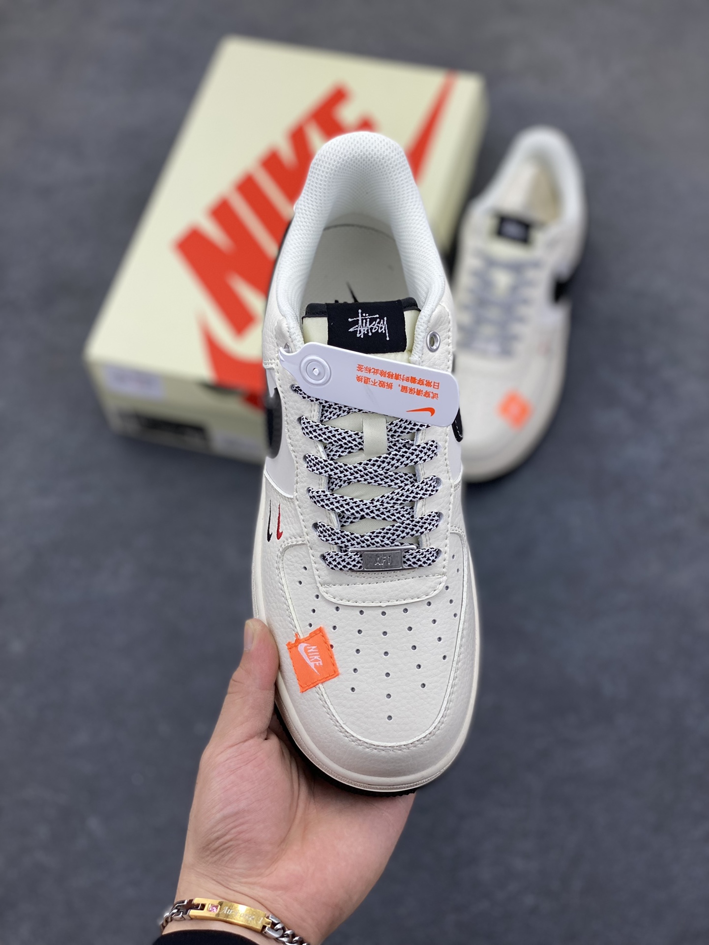 图片[2]-NIke Air Force 1 \’07 Low “斯图西联名–米黑织布标”空军一号 低帮 运动鞋 休闲鞋 折边针车 工艺难度大 原楦头原纸板 原装鞋盒 定制五金配件 内置全掌气垫 原厂鞋底 货号：SJ6698-011 尺码：36 36.5 37.5 38 38.5 39 40 40.5 41 42 42.5 43 44 44.5 45-选品中心