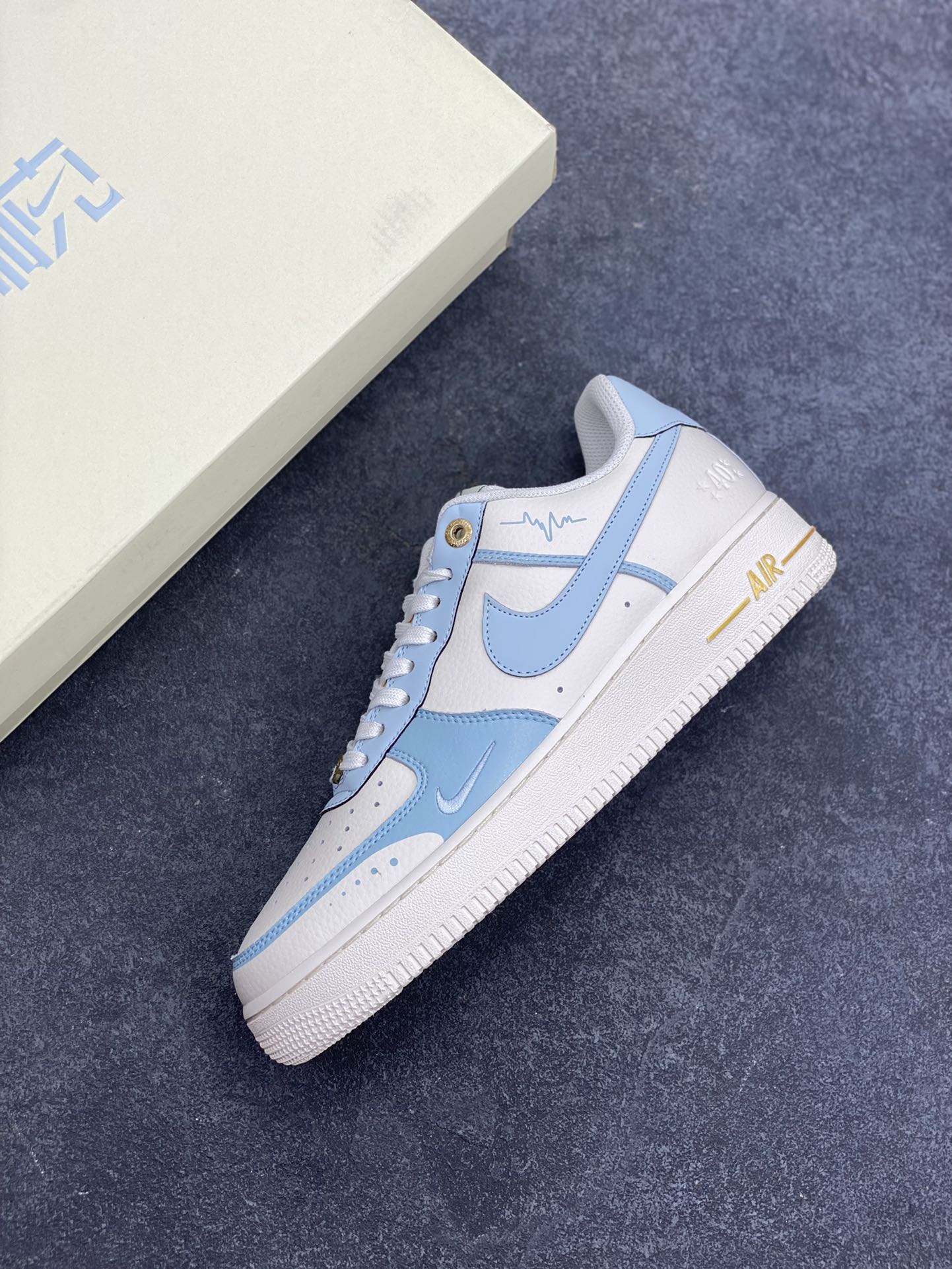 图片[7]-福利特价 Nike Air Force 1\’07 Low “夏日清空”学院风定制款 学院风 空军一号低帮休闲板鞋 原楦头原纸板 打造纯正空军版型 专注外贸渠道 全掌内置蜂窝气垫 原厂中底钢印、拉帮完美 货号：DQ7582-101 尺码：36 36.5 37.5 38 38.5 39 40 40.5 41 42 42.5 43 44 44.5 45-选品中心