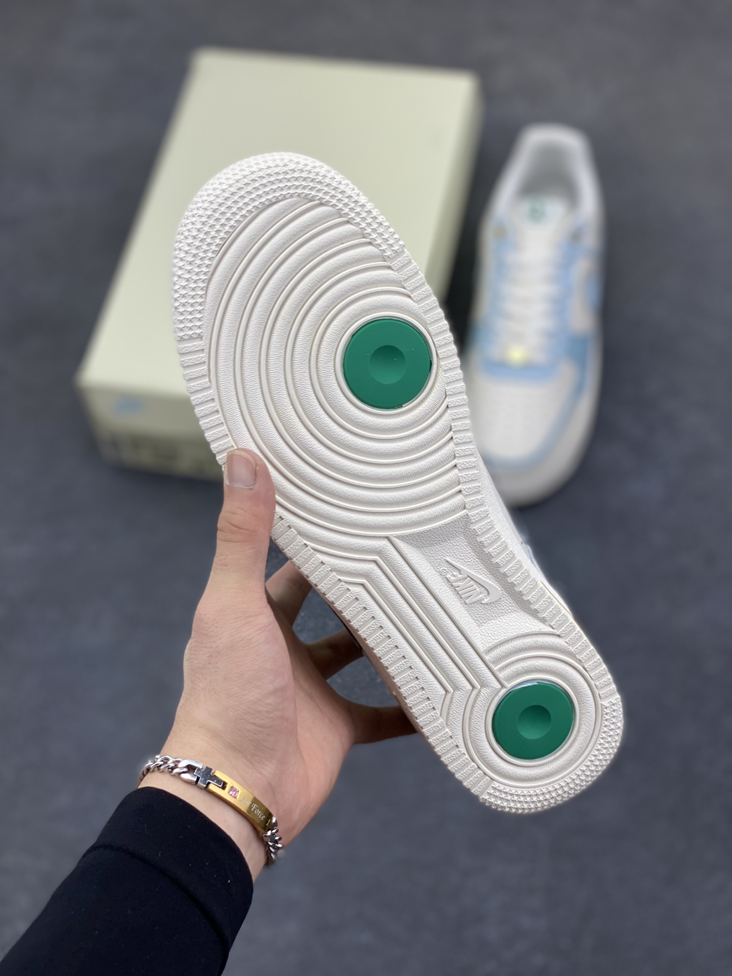 图片[5]-福利特价 Nike Air Force 1\’07 Low “夏日清空”学院风定制款 学院风 空军一号低帮休闲板鞋 原楦头原纸板 打造纯正空军版型 专注外贸渠道 全掌内置蜂窝气垫 原厂中底钢印、拉帮完美 货号：DQ7582-101 尺码：36 36.5 37.5 38 38.5 39 40 40.5 41 42 42.5 43 44 44.5 45-选品中心