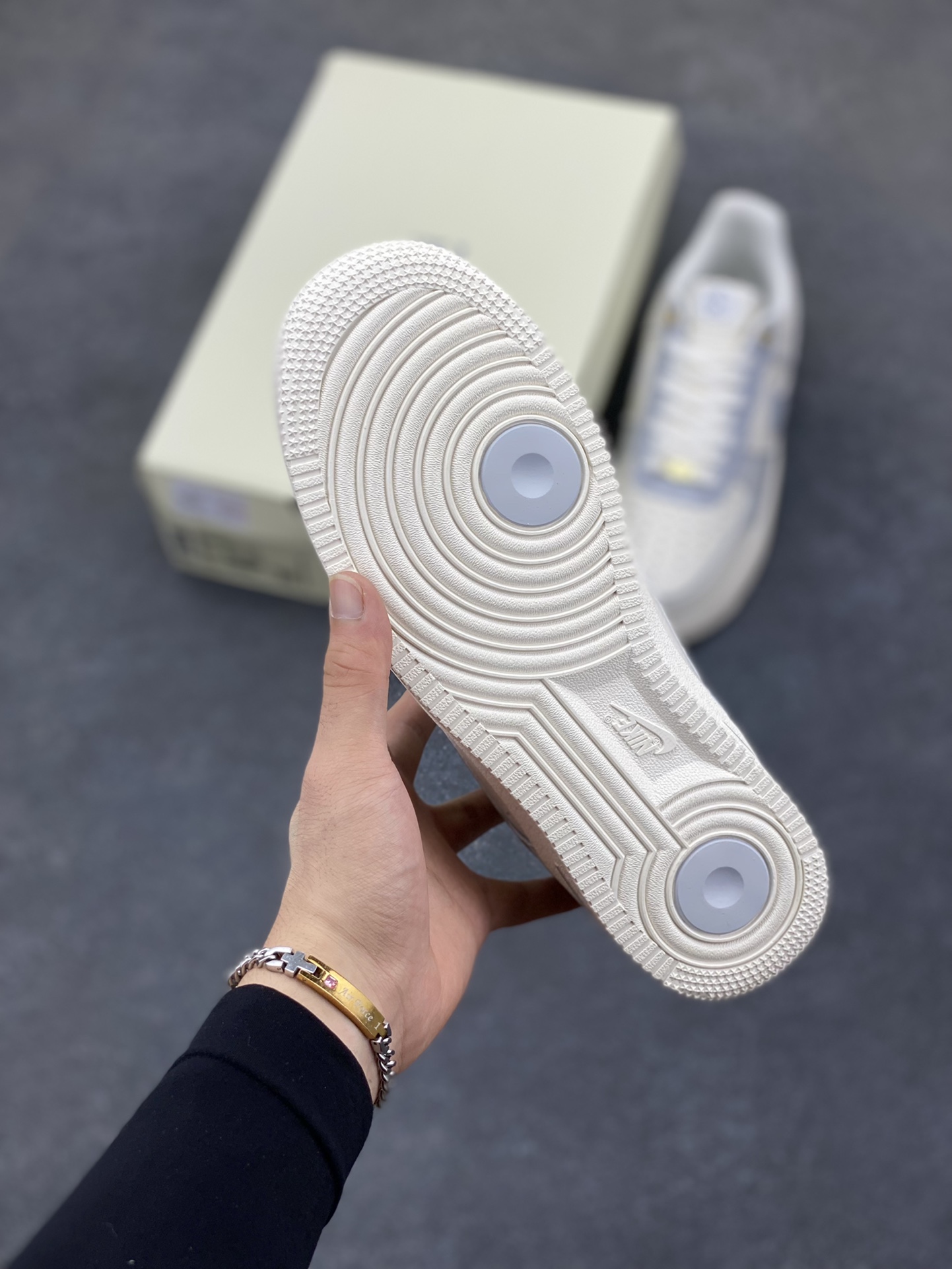 图片[5]-福利特价 “夏日清空”学院风定制款 Nk Air Force 1\’07 Low 学院风 空军一号低帮休闲板鞋 原楦头原纸板 打造纯正空军版型 专注外贸渠道 全掌内置蜂窝气垫 原厂中底钢印、拉帮完美 货号：DQ7582-102 尺码：36 36.5 37.5 38 38.5 39 40 40.5 41 42 42.5 43 44 44.5 45-选品中心