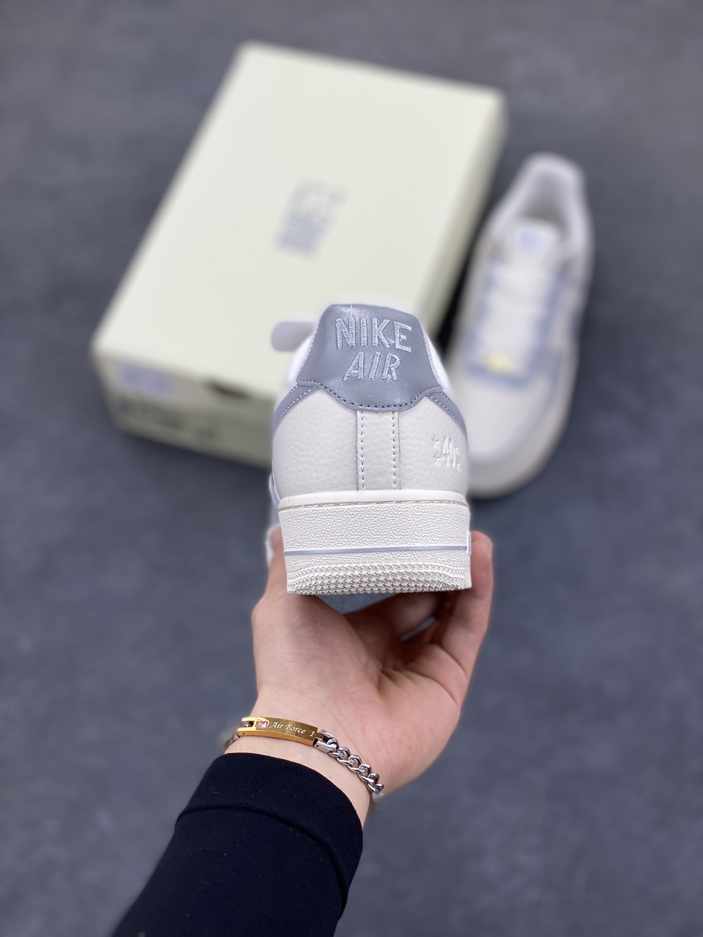 图片[4]-福利特价 “夏日清空”学院风定制款 Nk Air Force 1\’07 Low 学院风 空军一号低帮休闲板鞋 原楦头原纸板 打造纯正空军版型 专注外贸渠道 全掌内置蜂窝气垫 原厂中底钢印、拉帮完美 货号：DQ7582-102 尺码：36 36.5 37.5 38 38.5 39 40 40.5 41 42 42.5 43 44 44.5 45-选品中心