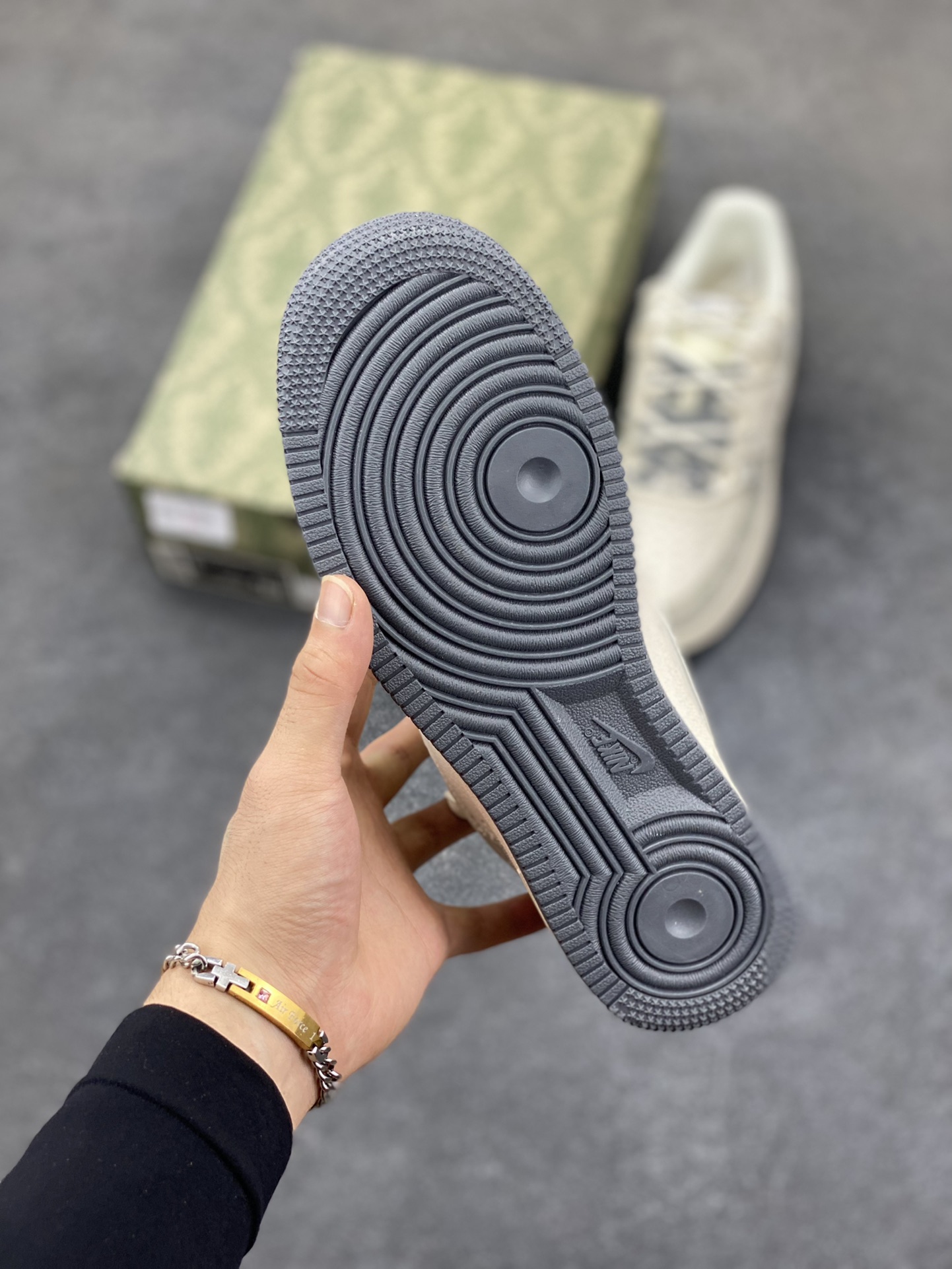 图片[5]-NIke Air Force 1 \’07 Low “古驰联名——烟灰抽绳”空军一号 低帮 运动鞋 休闲鞋 折边针车 工艺难度大 原楦头原纸板 原装鞋盒 定制五金配件 内置全掌气垫 原厂鞋底 货号：SJ1198-105 尺码：36 36.5 37.5 38 38.5 39 40 40.5 41 42 42.5 43 44 44.5 45-选品中心