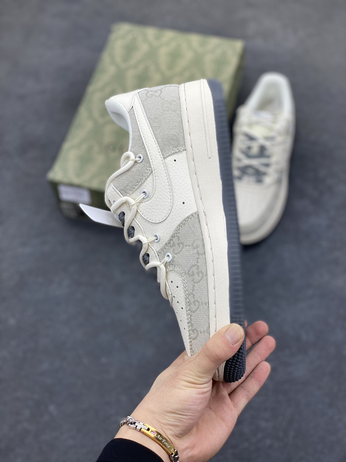 图片[3]-NIke Air Force 1 \’07 Low “古驰联名——烟灰抽绳”空军一号 低帮 运动鞋 休闲鞋 折边针车 工艺难度大 原楦头原纸板 原装鞋盒 定制五金配件 内置全掌气垫 原厂鞋底 货号：SJ1198-105 尺码：36 36.5 37.5 38 38.5 39 40 40.5 41 42 42.5 43 44 44.5 45-选品中心