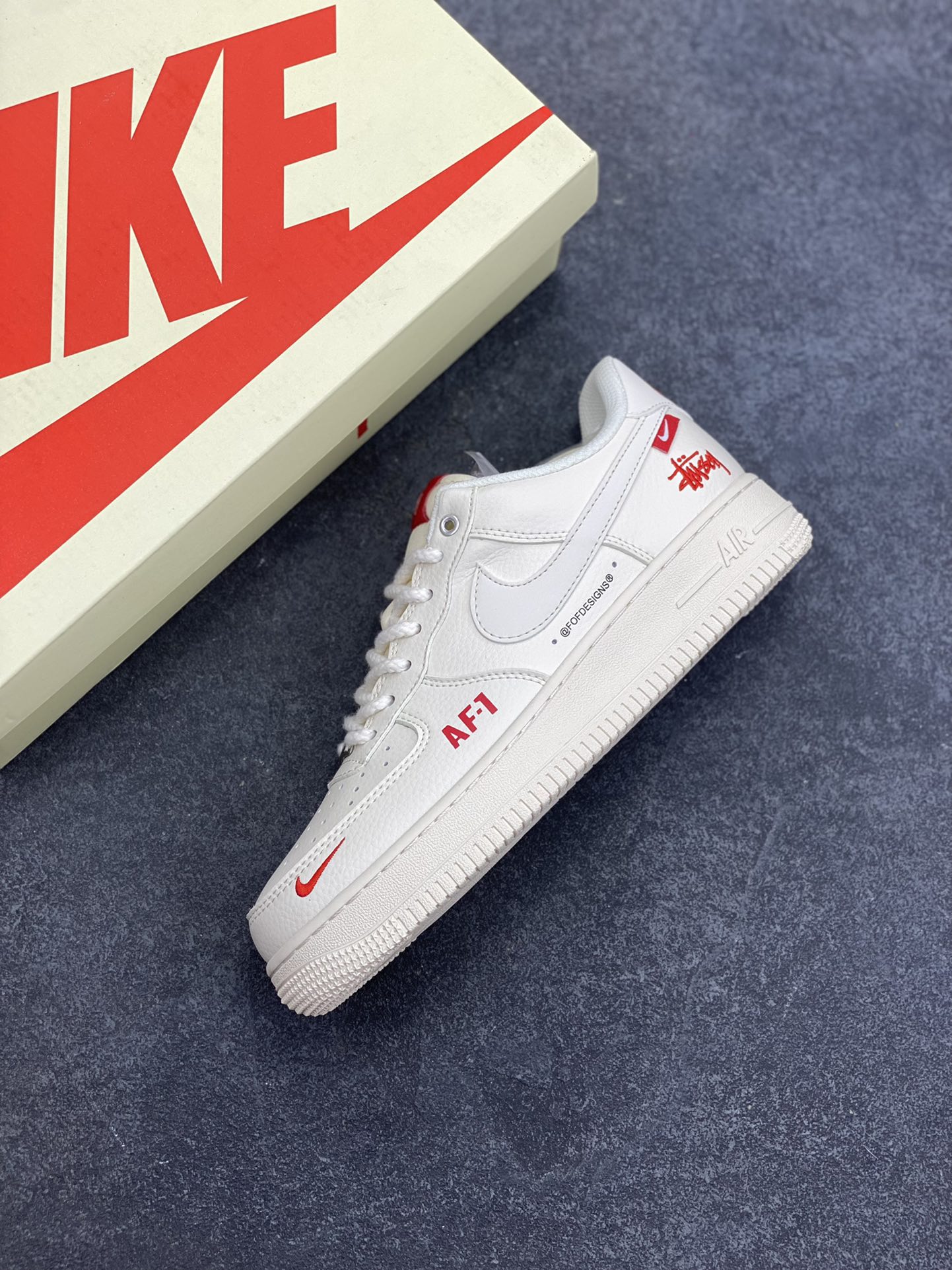 图片[7]-NIke Air Force 1 \’07 Low “斯图西联名–AF1米白红标”空军一号 低帮 运动鞋 休闲鞋 折边针车 工艺难度大 原楦头原纸板 原装鞋盒 定制五金配件 内置全掌气垫 原厂鞋底 货号：SJ6698-016 尺码：36 36.5 37.5 38 38.5 39 40 40.5 41 42 42.5 43 44 44.5 45-选品中心