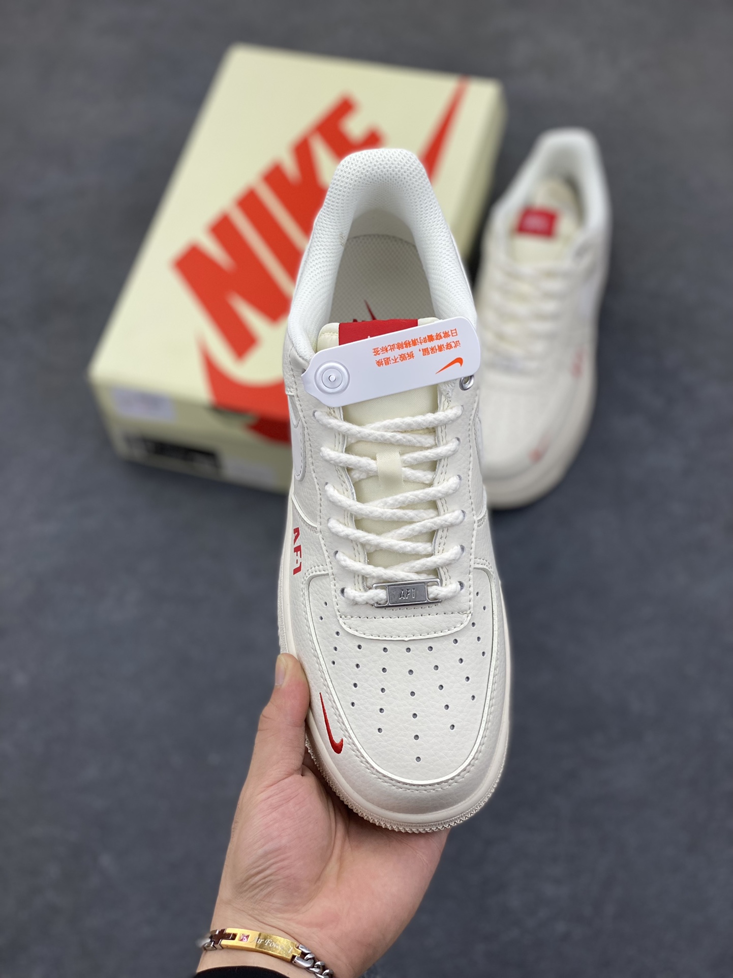 图片[2]-NIke Air Force 1 \’07 Low “斯图西联名–AF1米白红标”空军一号 低帮 运动鞋 休闲鞋 折边针车 工艺难度大 原楦头原纸板 原装鞋盒 定制五金配件 内置全掌气垫 原厂鞋底 货号：SJ6698-016 尺码：36 36.5 37.5 38 38.5 39 40 40.5 41 42 42.5 43 44 44.5 45-选品中心