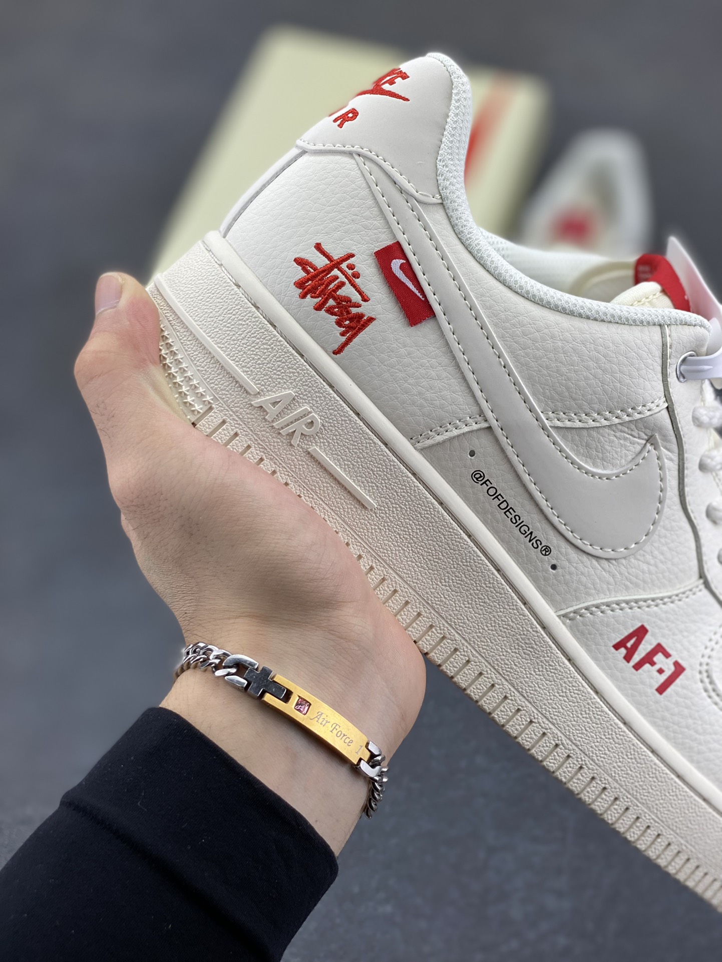 图片[6]-NIke Air Force 1 \’07 Low “斯图西联名–AF1米白红标”空军一号 低帮 运动鞋 休闲鞋 折边针车 工艺难度大 原楦头原纸板 原装鞋盒 定制五金配件 内置全掌气垫 原厂鞋底 货号：SJ6698-016 尺码：36 36.5 37.5 38 38.5 39 40 40.5 41 42 42.5 43 44 44.5 45-选品中心