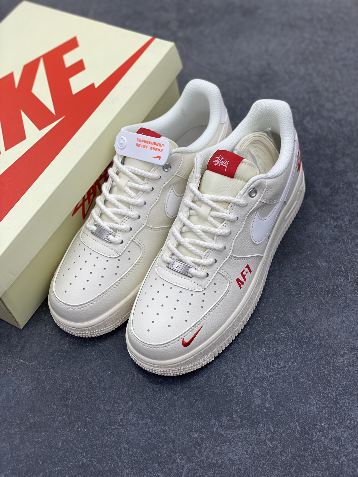 图片[8]-NIke Air Force 1 \’07 Low “斯图西联名–AF1米白红标”空军一号 低帮 运动鞋 休闲鞋 折边针车 工艺难度大 原楦头原纸板 原装鞋盒 定制五金配件 内置全掌气垫 原厂鞋底 货号：SJ6698-016 尺码：36 36.5 37.5 38 38.5 39 40 40.5 41 42 42.5 43 44 44.5 45-选品中心