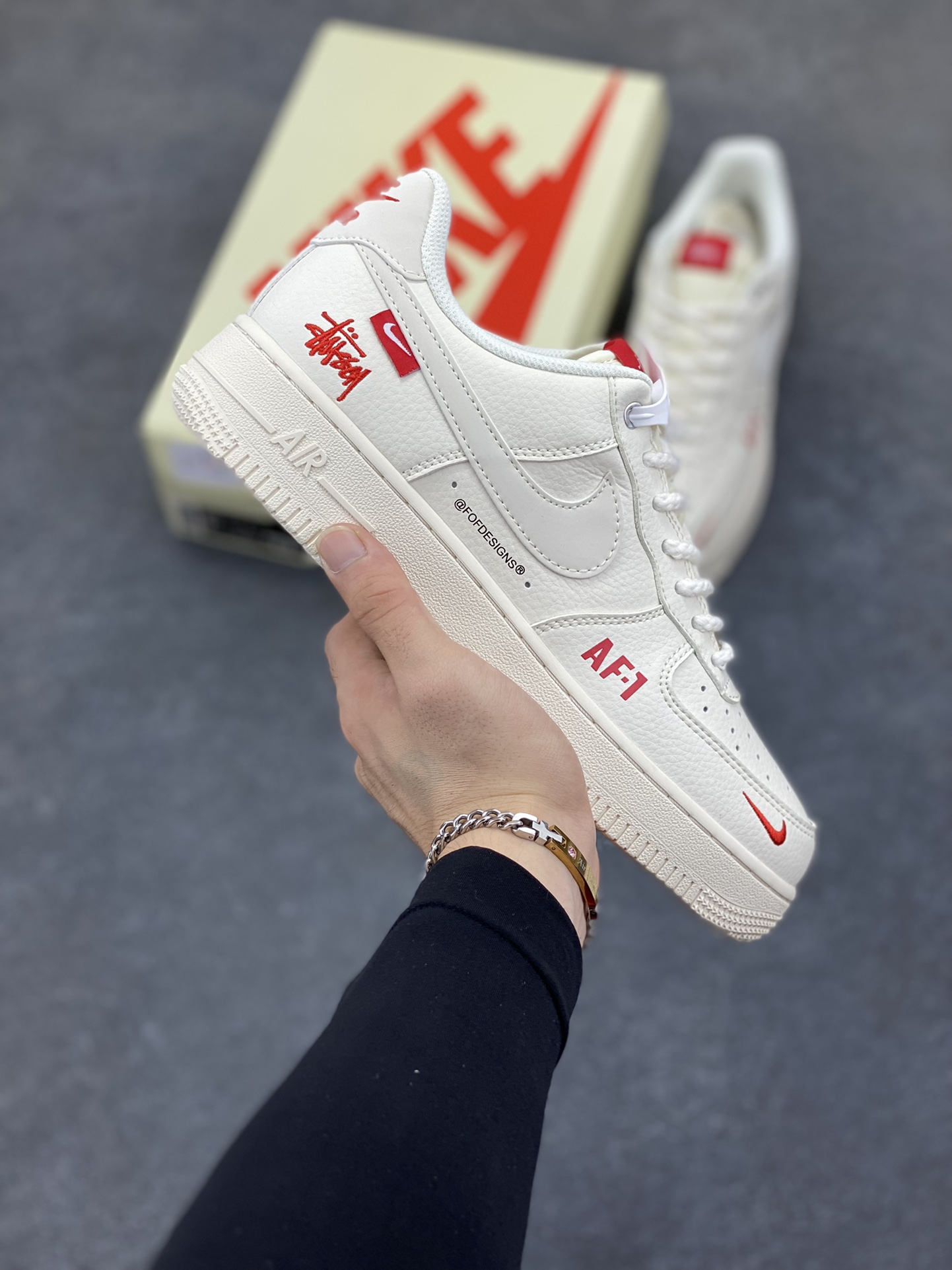 NIke Air Force 1 \'07 Low “斯图西联名--AF1米白红标”空军一号 低帮 运动鞋 休闲鞋 折边针车 工艺难度大 原楦头原纸板 原装鞋盒 定制五金配件 内置全掌气垫 原厂鞋底 货号：SJ6698-016 尺码：36 36.5 37.5 38 38.5 39 40 40.5 41 42 42.5 43 44 44.5 45-选品中心