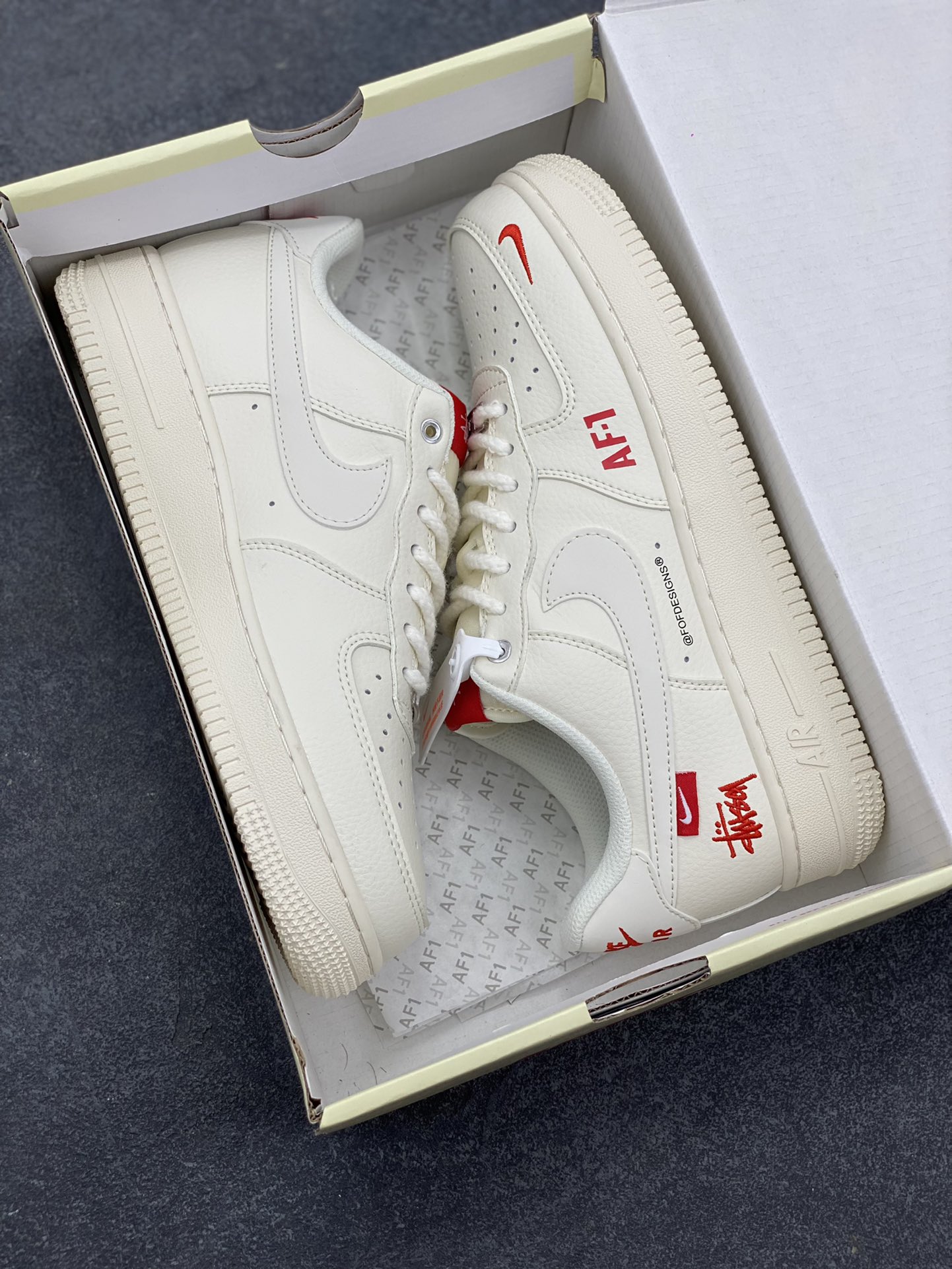 图片[9]-NIke Air Force 1 \’07 Low “斯图西联名–AF1米白红标”空军一号 低帮 运动鞋 休闲鞋 折边针车 工艺难度大 原楦头原纸板 原装鞋盒 定制五金配件 内置全掌气垫 原厂鞋底 货号：SJ6698-016 尺码：36 36.5 37.5 38 38.5 39 40 40.5 41 42 42.5 43 44 44.5 45-选品中心
