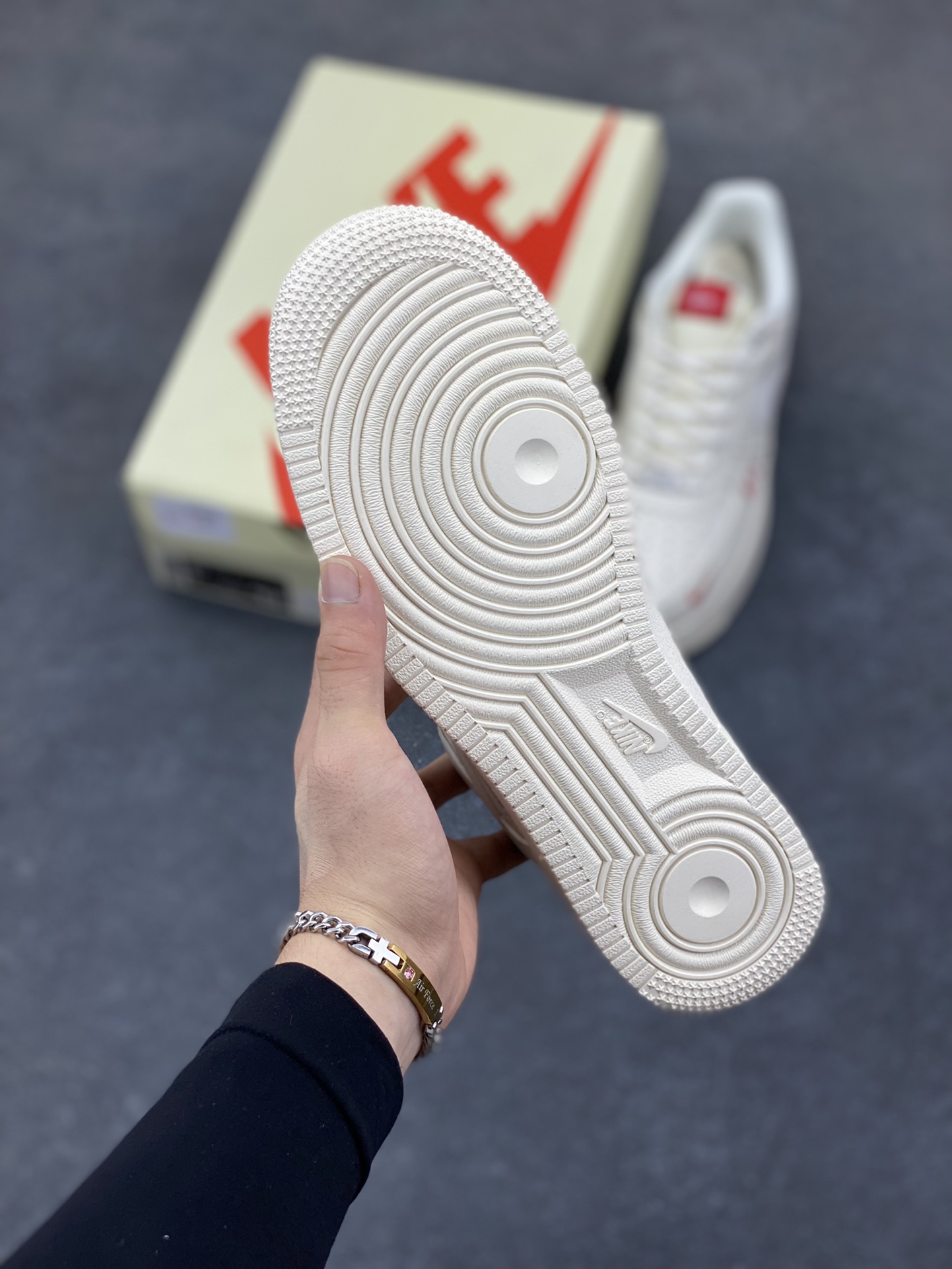 图片[5]-NIke Air Force 1 \’07 Low “斯图西联名–AF1米白红标”空军一号 低帮 运动鞋 休闲鞋 折边针车 工艺难度大 原楦头原纸板 原装鞋盒 定制五金配件 内置全掌气垫 原厂鞋底 货号：SJ6698-016 尺码：36 36.5 37.5 38 38.5 39 40 40.5 41 42 42.5 43 44 44.5 45-选品中心