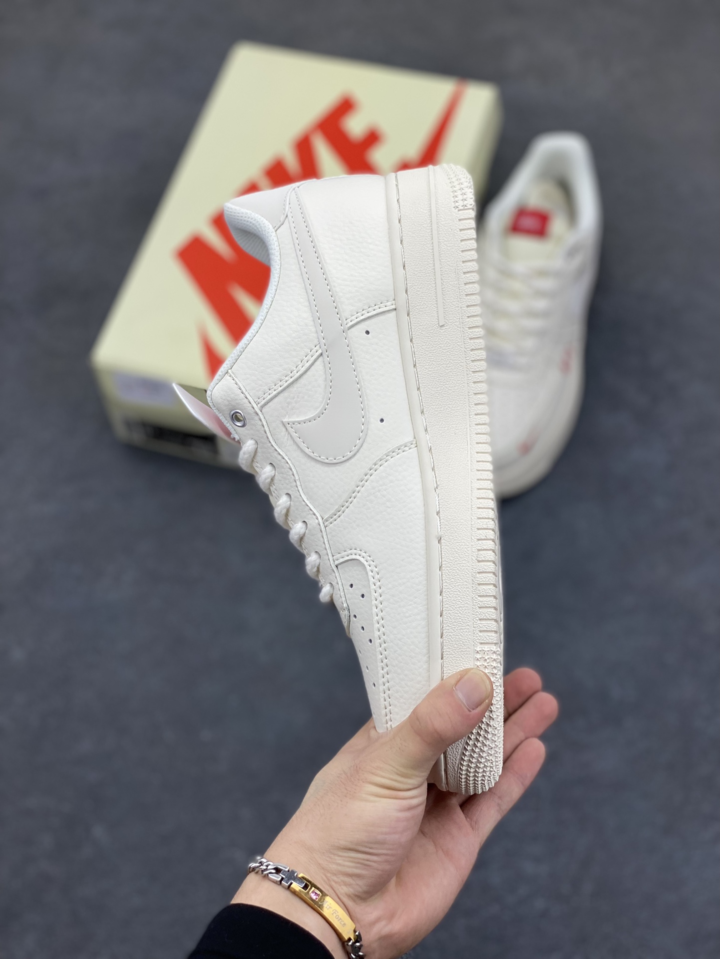 图片[3]-NIke Air Force 1 \’07 Low “斯图西联名–AF1米白红标”空军一号 低帮 运动鞋 休闲鞋 折边针车 工艺难度大 原楦头原纸板 原装鞋盒 定制五金配件 内置全掌气垫 原厂鞋底 货号：SJ6698-016 尺码：36 36.5 37.5 38 38.5 39 40 40.5 41 42 42.5 43 44 44.5 45-选品中心