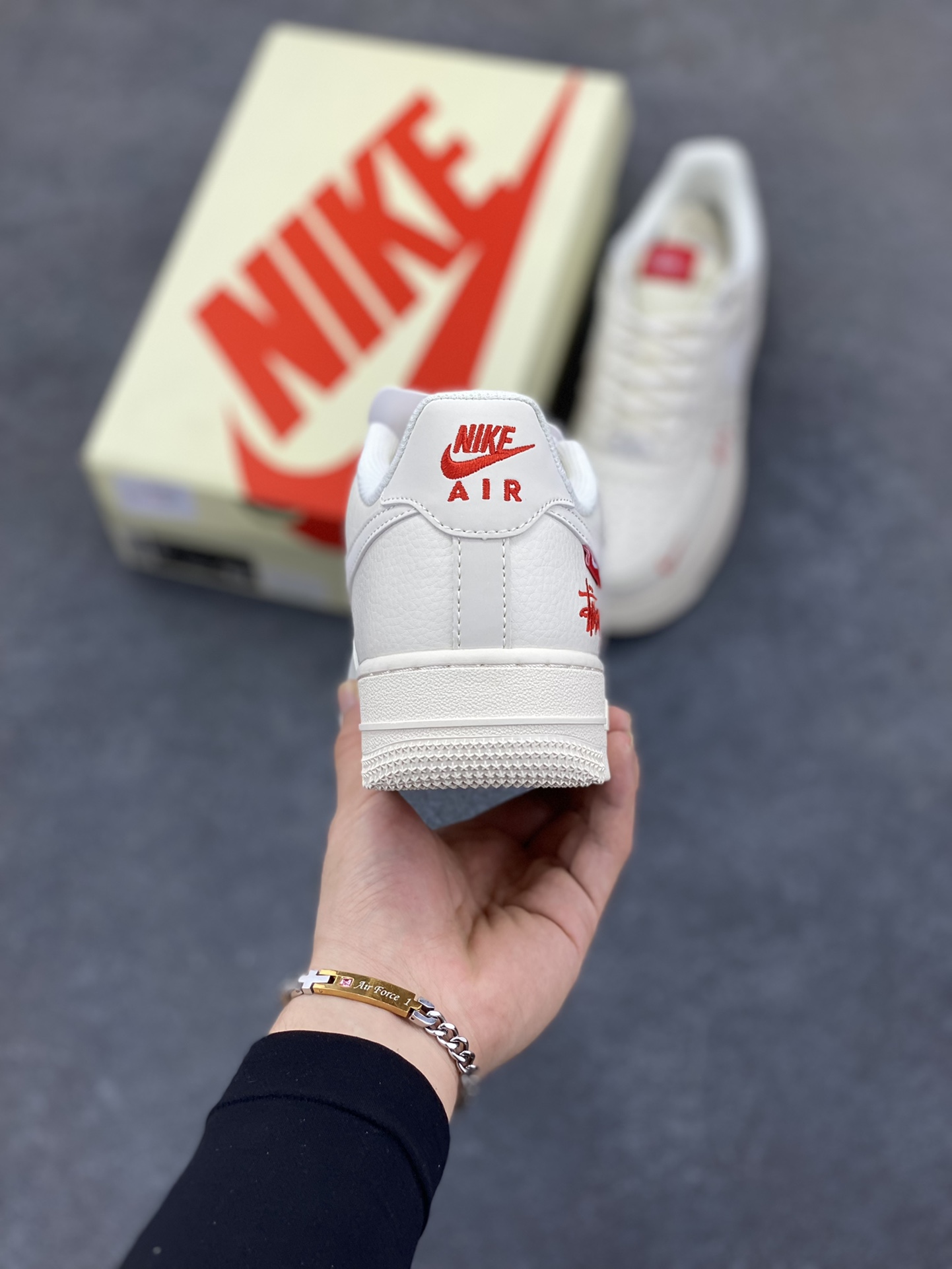 图片[4]-NIke Air Force 1 \’07 Low “斯图西联名–AF1米白红标”空军一号 低帮 运动鞋 休闲鞋 折边针车 工艺难度大 原楦头原纸板 原装鞋盒 定制五金配件 内置全掌气垫 原厂鞋底 货号：SJ6698-016 尺码：36 36.5 37.5 38 38.5 39 40 40.5 41 42 42.5 43 44 44.5 45-选品中心