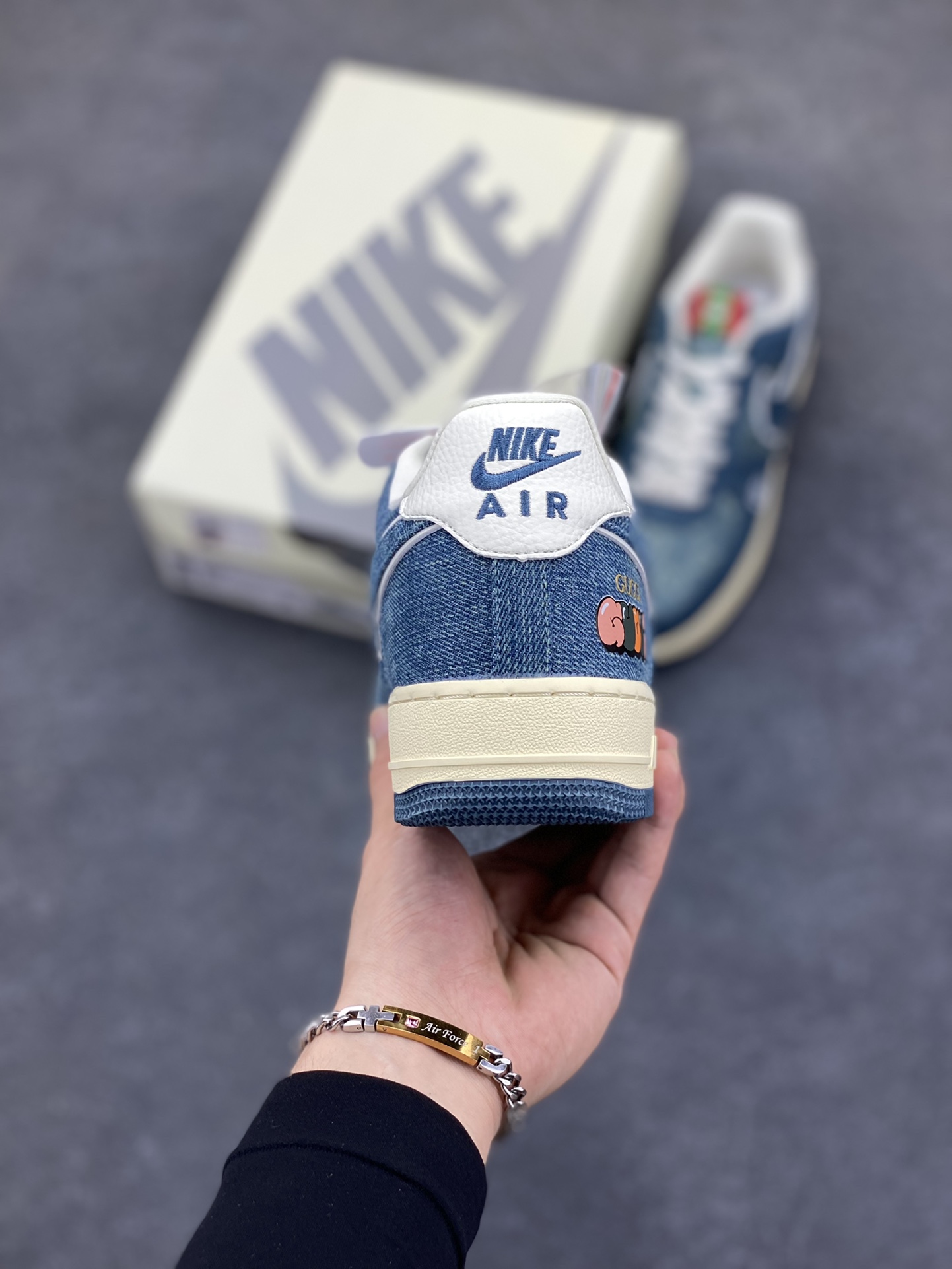 图片[4]-NIke Air Force 1 \’07 Low 古驰联名–青蓝牛仔 空军一号低帮 运动鞋 休闲鞋 折边针车 工艺难度大 原楦头原纸板 原装鞋盒 原厂鞋底 超高清洁度 细节完美 货号：SC0601-561 尺码：36 36.5 37.5 38 38.5 39 40 40.5 41 42 42.5 43 44 44.5 45-选品中心