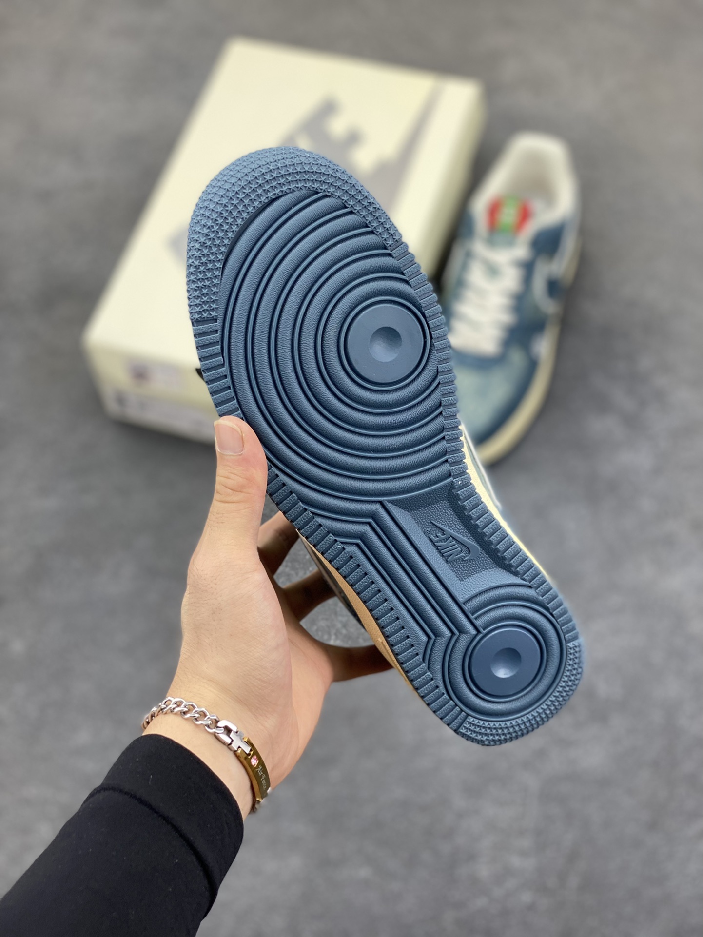 图片[5]-NIke Air Force 1 \’07 Low 古驰联名–青蓝牛仔 空军一号低帮 运动鞋 休闲鞋 折边针车 工艺难度大 原楦头原纸板 原装鞋盒 原厂鞋底 超高清洁度 细节完美 货号：SC0601-561 尺码：36 36.5 37.5 38 38.5 39 40 40.5 41 42 42.5 43 44 44.5 45-选品中心