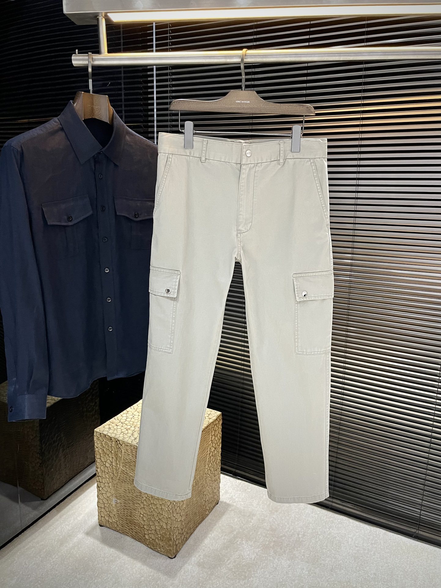 NO:500974,P Burb- (Babb) new style of Gabadian work pants, this one is carefully crafted from the worsted cotton Gabadian fabric, side insert bag, snap-button side flip patch pocket, snap-button flip back pocket, BBR letter embroidery logo on the back, and oblique pants on the back, cursive style in the same color, very novel and unique style, highly recommended!  Count 44 46 48 50 52 54, ,burberry,burberry,alexander wang19860909P Burb-（巴宝）新款嘎巴甸工装裤,这款选用精纺棉质嘎巴甸面料精心打造,侧插袋,按扣式侧边翻盖贴袋,按扣式翻盖后袋,后侧饰有BBR字母刺绣标识,后侧饰有斜式裤睇耳,同色系草书风格,款式非常新颖独特,强烈推荐！码数 44 46 48 50 52 54,,burberry,burberry,alexander wang,Men's clothing