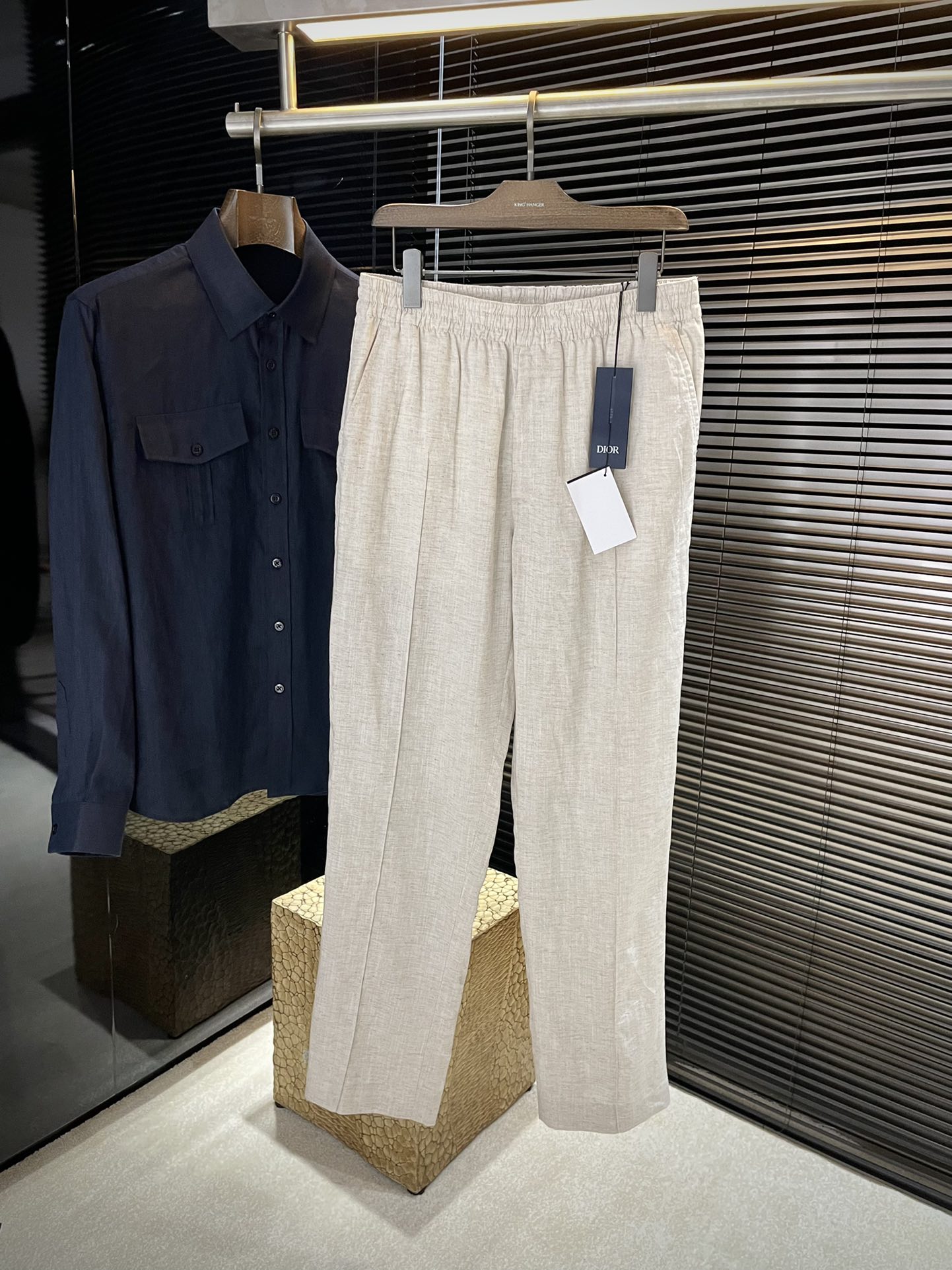 NO:500977,P Dio's new linen casual sports trousers, these sports trousers blend in elegant style, and a new interpretation of sportswear main items. They are carefully crafted from beige linen blend fabric, with regular style, decorated with pleats and elastic waist to enhance style, and the back is decorated with Christian Dior Couture label. Stylish and comfortable, creating a variety of sports and formal looks. Number of 46 48 50 52,,dior,dior,alexander wang19860909P  Dio（迪奥）新款亚麻休闲运动长裤,这款运动长裤融入优雅风格,全新演绎运动服饰主打单品.采用米色亚麻混纺面料精心制作,常规版型,饰以褶裥和弹力腰头提升格调,背面饰以Christian Dior Couture标签.时尚舒适,可打造各式运动和正式造型.码数 46 48 50 52,,dior,dior,alexander wang,Men's clothing