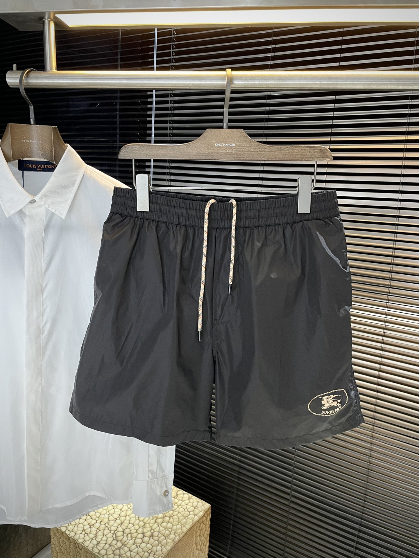 NO:500981,P Burber’s new Knight’s Seal Swimming Bottoms, which are made of Italian worsted nylon fabric. They are matched with Burberry check drawstrings and are interpreted in the brand’s signature sand color. They present a regular style, decorating the Knight’s Seal with a decorative silk screen printing craft, inside drawstring waist, side insert bag; snap-button squid back pocket, and silk screen printing craft Equestrian Knight’s logo (EKD) at the hem. The style is very novel and unique, highly recommended!  S M L XL, burberry, burberry, alexander wang19860909P  Burber（巴宝莉）新款骑士印章游泳裤,这款泳裤选用意大利精纺尼龙面料打造.搭配Burberry格纹抽绳,以品牌标志性沙色演绎.呈现常规版型,装饰丝网印花工艺塑就的骑士印章,内侧抽绳式腰部,侧插袋;按扣式贴边后袋,衣摆处点缀丝网印花工艺马术骑士徽标(EKD) ,款式非常新颖独特,强烈推荐！码数 S M L XL,,burberry,burberry,alexander wang,Men's clothing