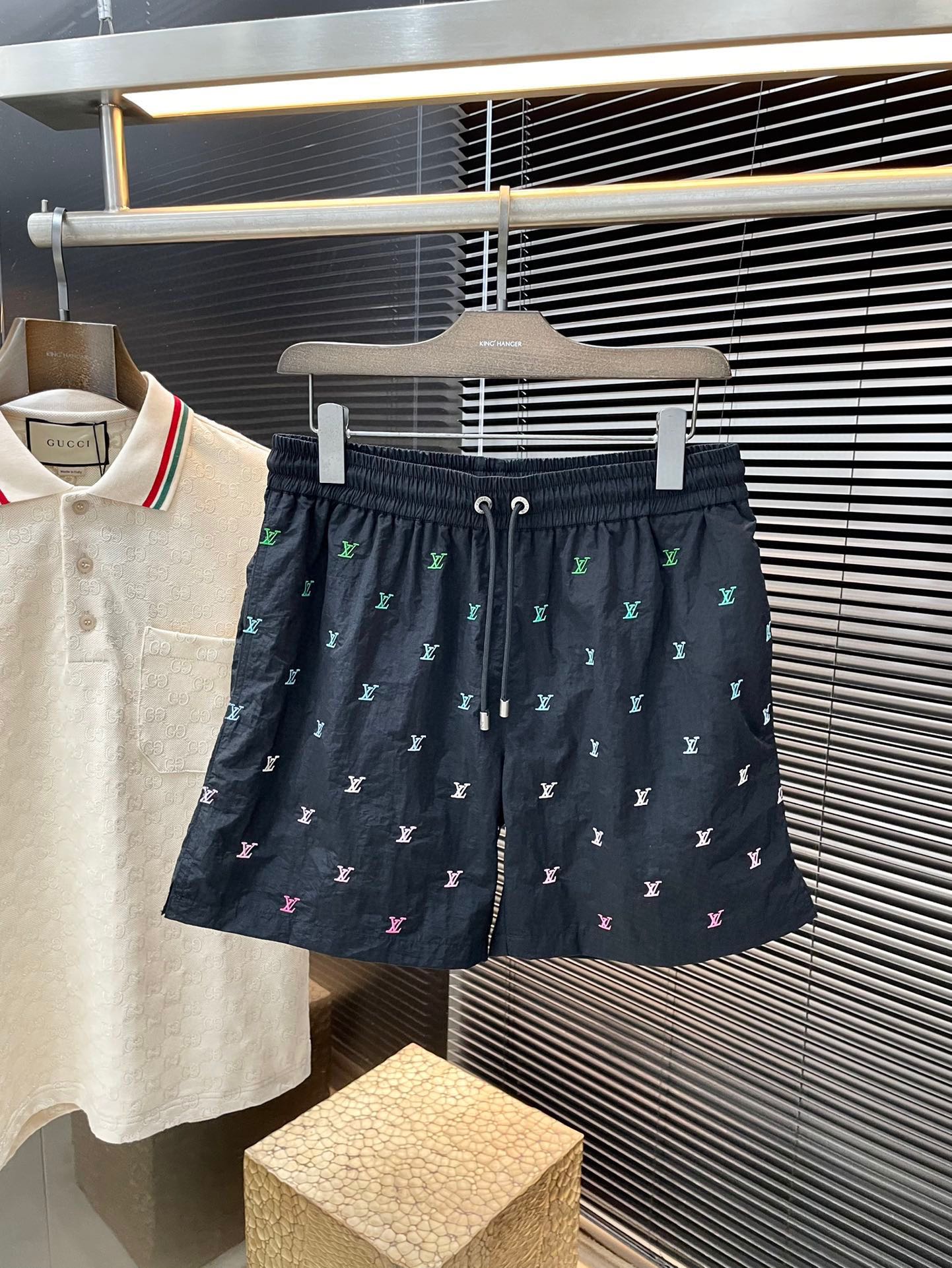 NO:500983,P LOUIS VUITTON Spring and summer new gradient embroidered beach shorts. This beach shorts are made of technological fabric to create a side slit design, and then embroidery technology gives the full LV logo elegant gradient effect. The LV inscription end injects metal edge into the waist drawstring. The style is very novel and unique, and is a must-have item for men in summer. It is highly recommended!  S M L XL,,louis vuitton,louis vuitton,louis vuitton,shorts,alexander wang19860909P  LOUIS VUITTON（路易威登）春夏新款渐变刺绣沙滩短裤,这款沙滩短裤选用科技面料塑造侧开衩设计,再以刺绣工艺赋予全幅 LV 标识雅致渐变效果.LV铭纹端头为腰间抽绳注入金属锋芒.款式非常新颖独特,是男士夏季必备单品,强烈推荐！码数 S M L XL,,louis vuitton,louis vuitton,louis vuitton,shorts,alexander wang,Men's clothing