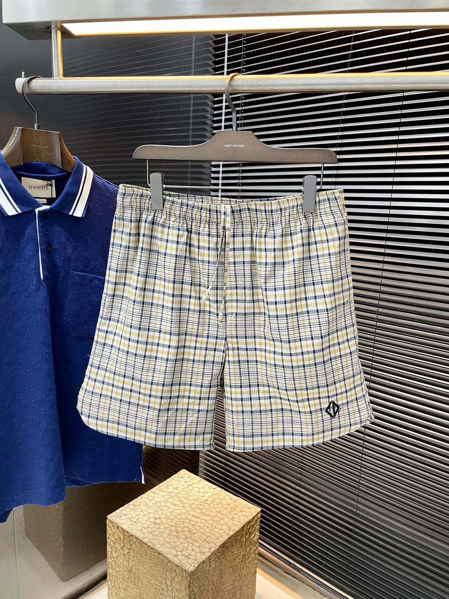 NO:500988,P Dior- (Dior) new spring and summer plaid shorts, this shorts are a classic item for Dior men's clothing. They are carefully crafted from beige cotton blend fabric, decorated with beige and navy blue plaid patterns, embellished with CD Diamond embroidery to enhance the style. The style is fashionable and casual, matched with an elastic waist, and can be matched with a matching jacket to create a classic look. It is highly recommended!  S M L XL,,dior,dior,shorts,jackets & coats,alexander wang19860909P  Dior-（迪奥）春夏新款格子短裤,这款短裤是Dior 男装的经典单品.采用米色棉质混纺面料精心制作,饰以米色和海军蓝色格子图案,点缀以CD Diamond 刺绣提升格调.款式时尚休闲,搭配弹力腰头,可与配套的外套搭配,打造经典造型,强烈推荐！码数 S M L XL,,dior,dior,shorts,jackets & coats,alexander wang,Men's clothing