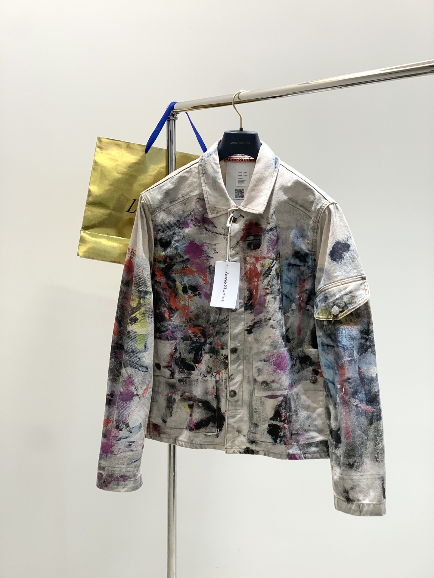 “Acne Studios Autumn 2025 Collection: Fashion-Fruit-Colored Cowboy Coats & Original Hardware Decorations” - 图片 1
