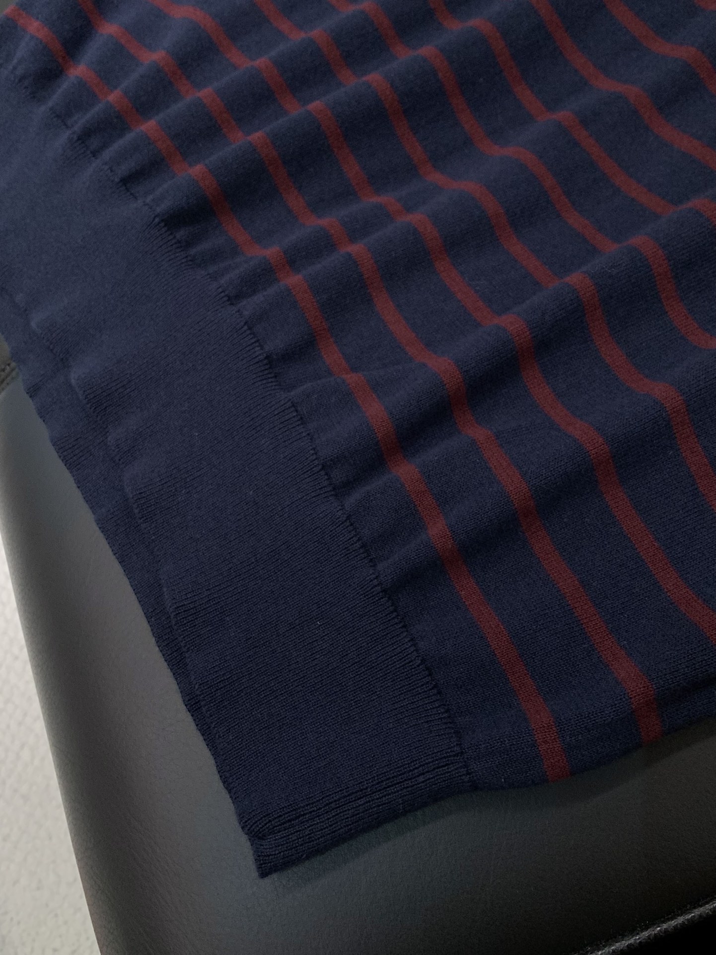 Title: Summer 2025 Céline Fashion Collection: Knit T-shirts with Imported Fabrics and Top Embroidery Summary: New summer 2025 Céline collection features knit T - 图片 8