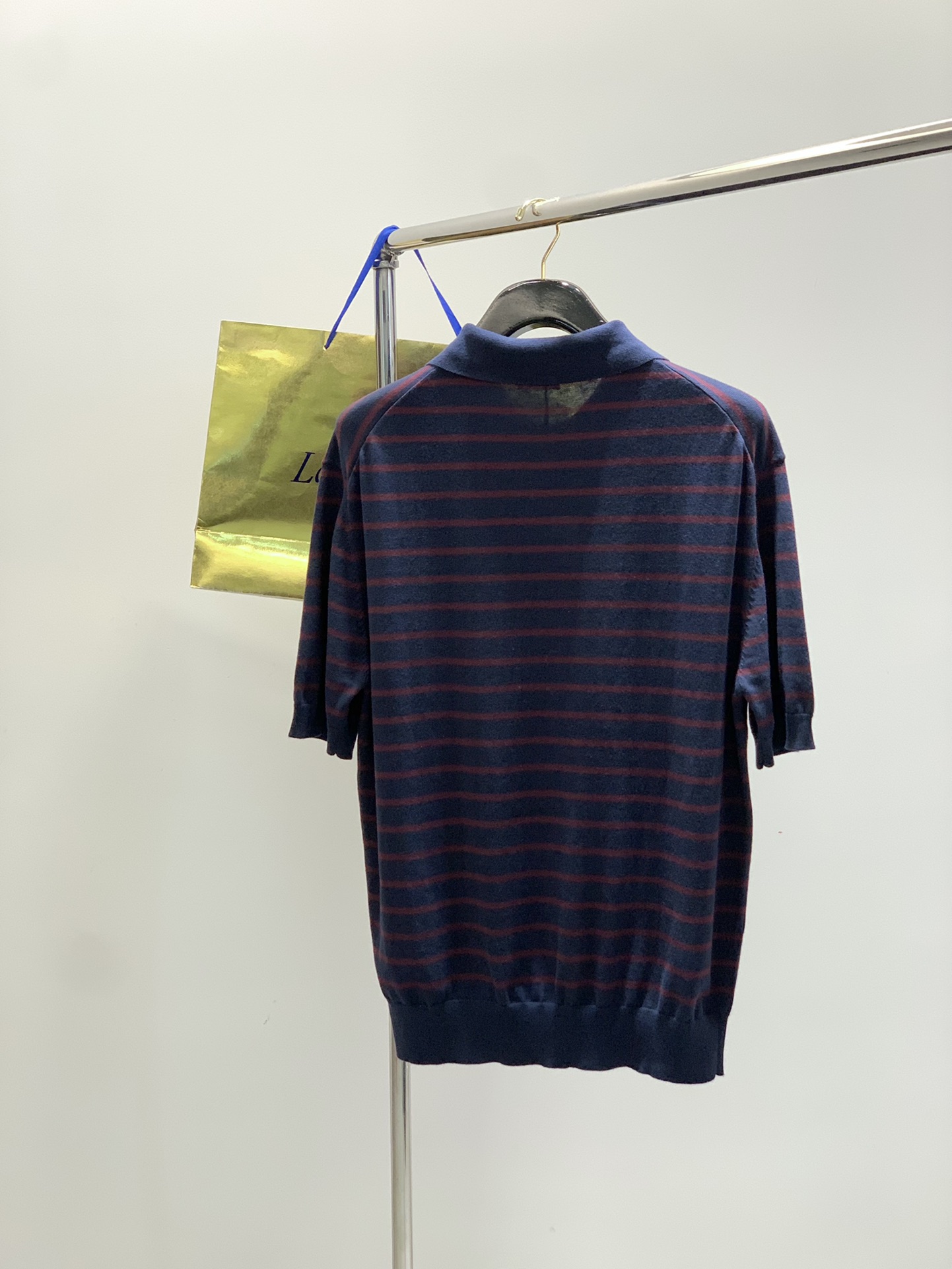 Title: Summer 2025 Céline Fashion Collection: Knit T-shirts with Imported Fabrics and Top Embroidery Summary: New summer 2025 Céline collection features knit T - 图片 2