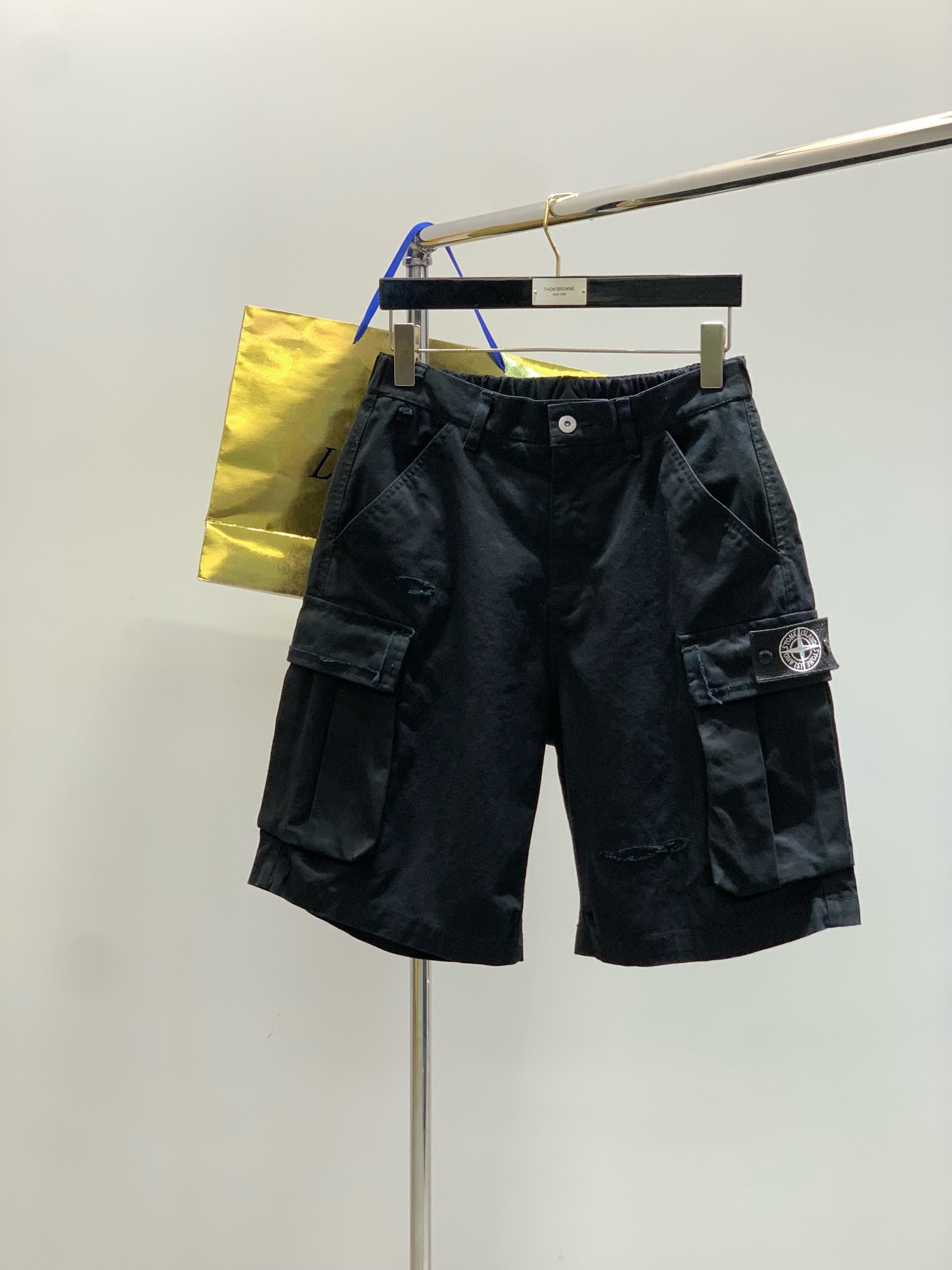 Title: Stone Island Summer 2025 Update: High-Explosive Fashion Shorts and Unique Design Summary: P768 Stone Island update features synchronized cabinets, high-quality fabric, top embroidery logo, - 图片 1