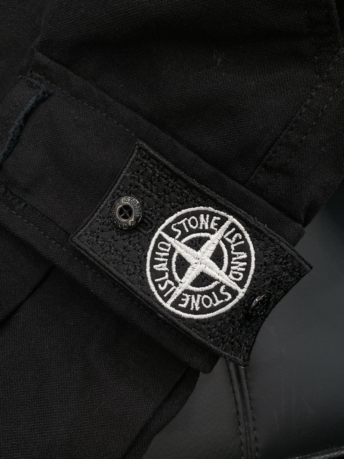 Title: Stone Island Summer 2025 Update: High-Explosive Fashion Shorts and Unique Design Summary: P768 Stone Island update features synchronized cabinets, high-quality fabric, top embroidery logo, - 图片 7