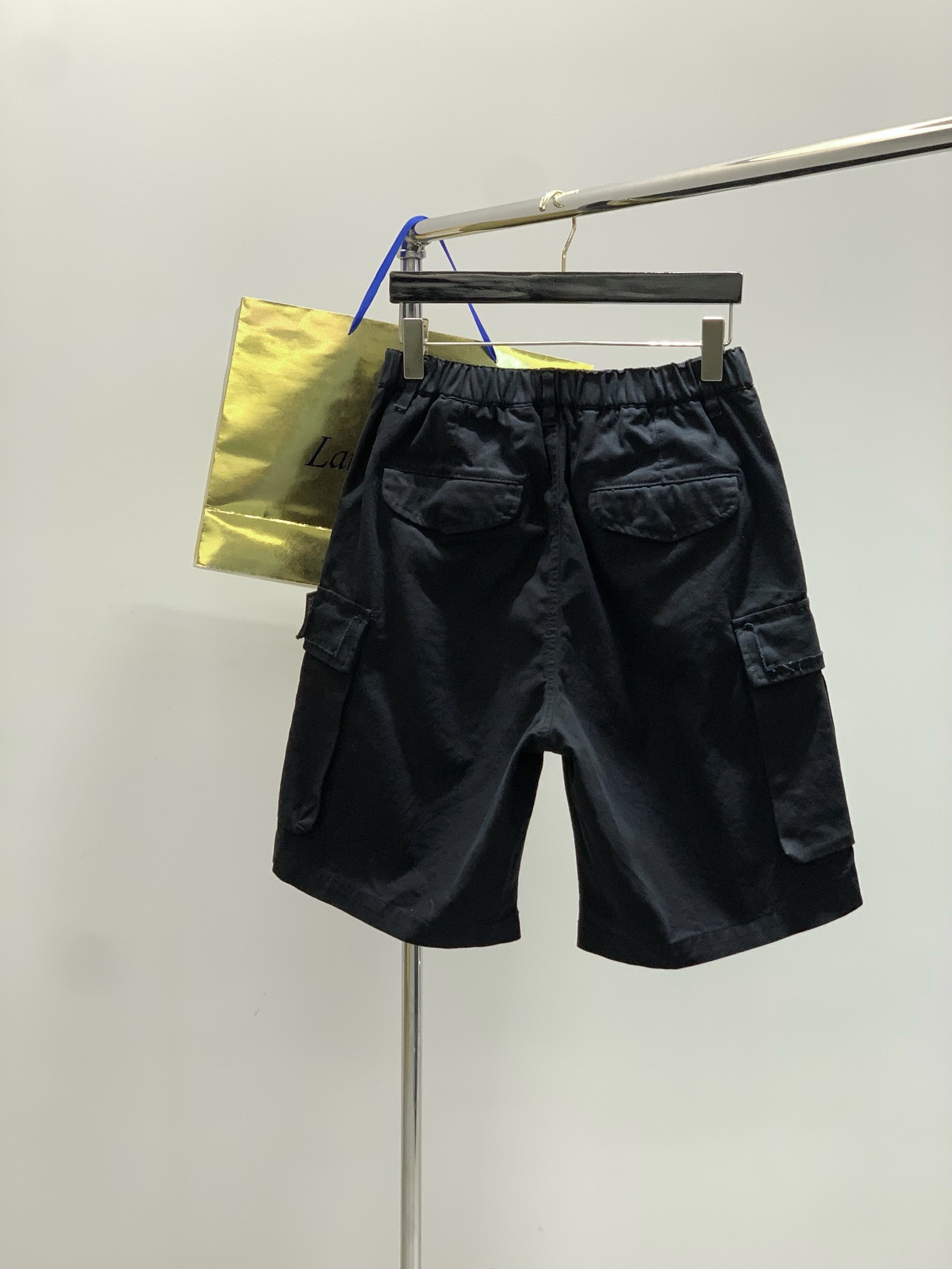 Title: Stone Island Summer 2025 Update: High-Explosive Fashion Shorts and Unique Design Summary: P768 Stone Island update features synchronized cabinets, high-quality fabric, top embroidery logo, - 图片 2