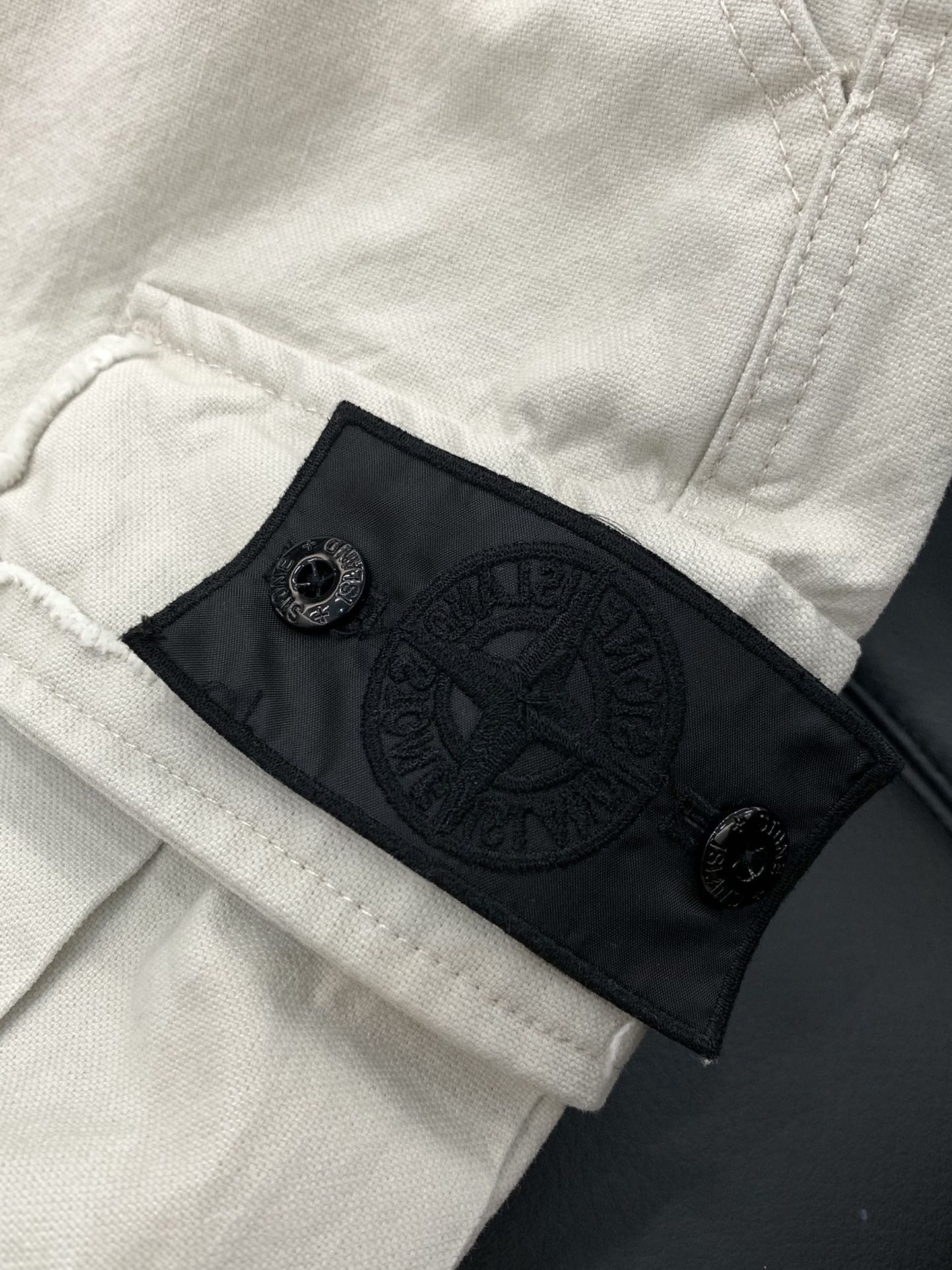 “Stone Island Summer 2025 Update: High-Explosive Fashion Shorts and Unique Design” - 图片 7