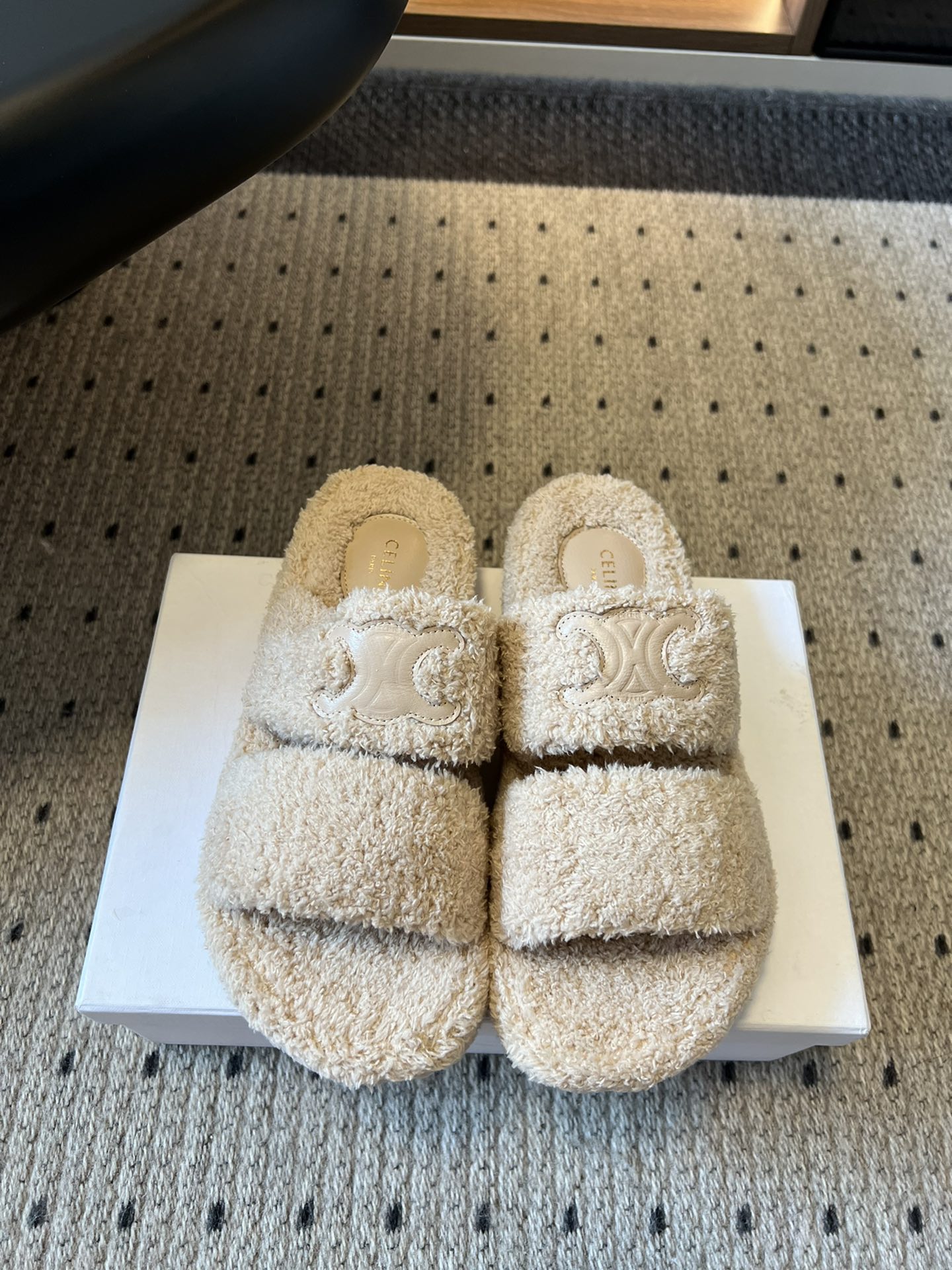 NO:462242,CELIN* /Celin 25ss New autumn and winter products, wool slippers, this season's Celine made me love it again!  There are too many beautiful shoes in this season. This wool drag really makes me unable to extricate myself. It's so cute. The furry wool is made of European imported A-grade wool. We are the same as the original. All of them use pure wool and don't have any artificial wool!  We chose the same TPU material as the original version, upper wool, inner wool, outsole rubber sole, Size35-40 (40 custom-made, non-returnable), fur shoes, celine, celine, slippers19860909CELIN* /塞琳 25ss 秋冬新品 一脚蹬羊毛拖鞋 这一季的赛琳又让我重新爱了它一次！ 这季节美鞋太多这款毛拖真的是让我无法自拔真太可爱了～ 毛茸茸的羊毛是选用欧洲进口A级羊毛 我们做到与原版一致满鞋 全部采用纯羊毛一点人造毛的成分都没有！大底我们选用的是与原版一样的TPU材质 鞋面羊毛 内里羊毛 大底橡胶底 Size35-40（40定制不退换）,毛毛鞋拖鞋,celine,celine,slippers,Women's Shoes