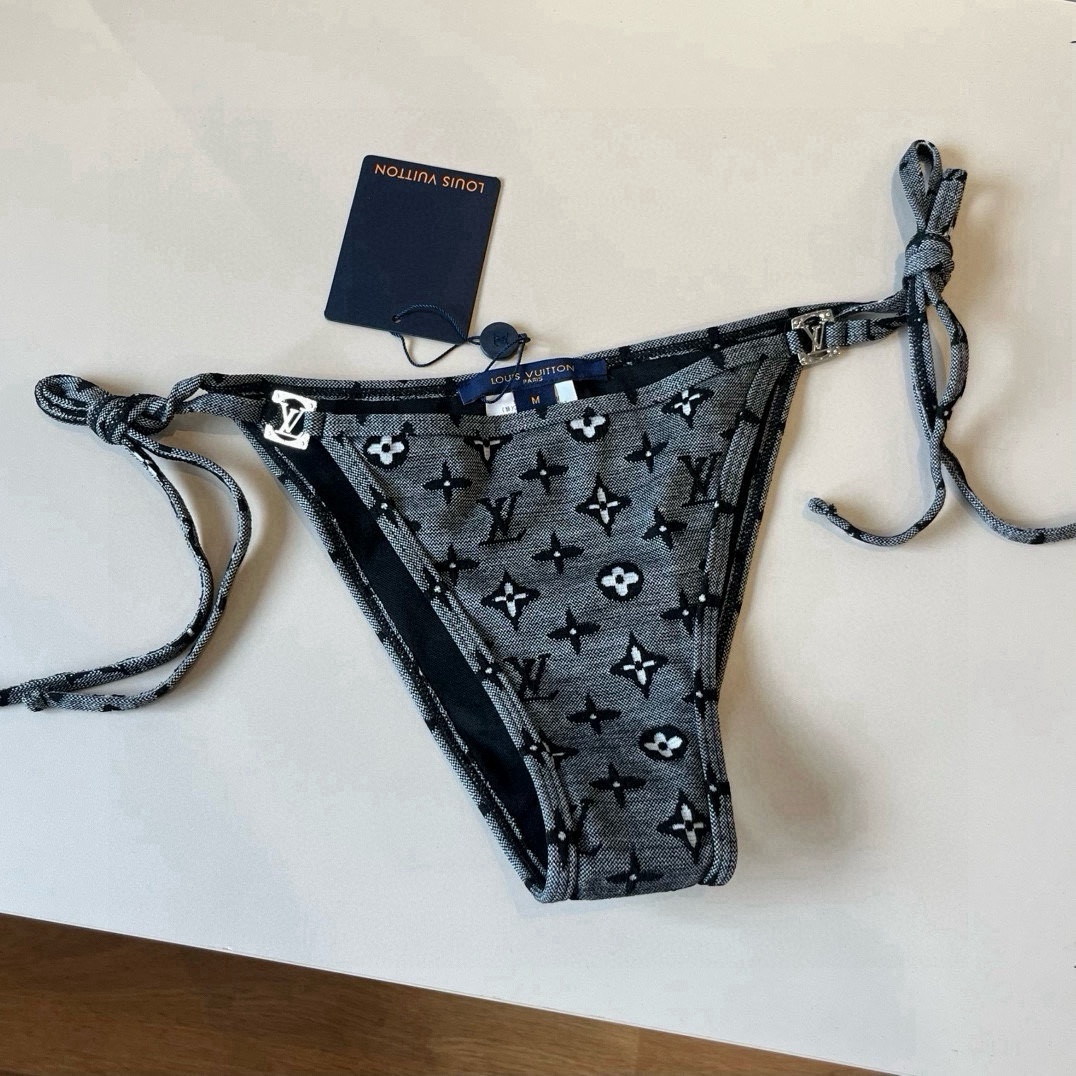 🆕
LV比基尼👙❤️😍🥰适合多种场景的游泳衣🏊‍♀️海边 游泳池 温泉 水上乐园 漂流都可以😌内搭外穿也