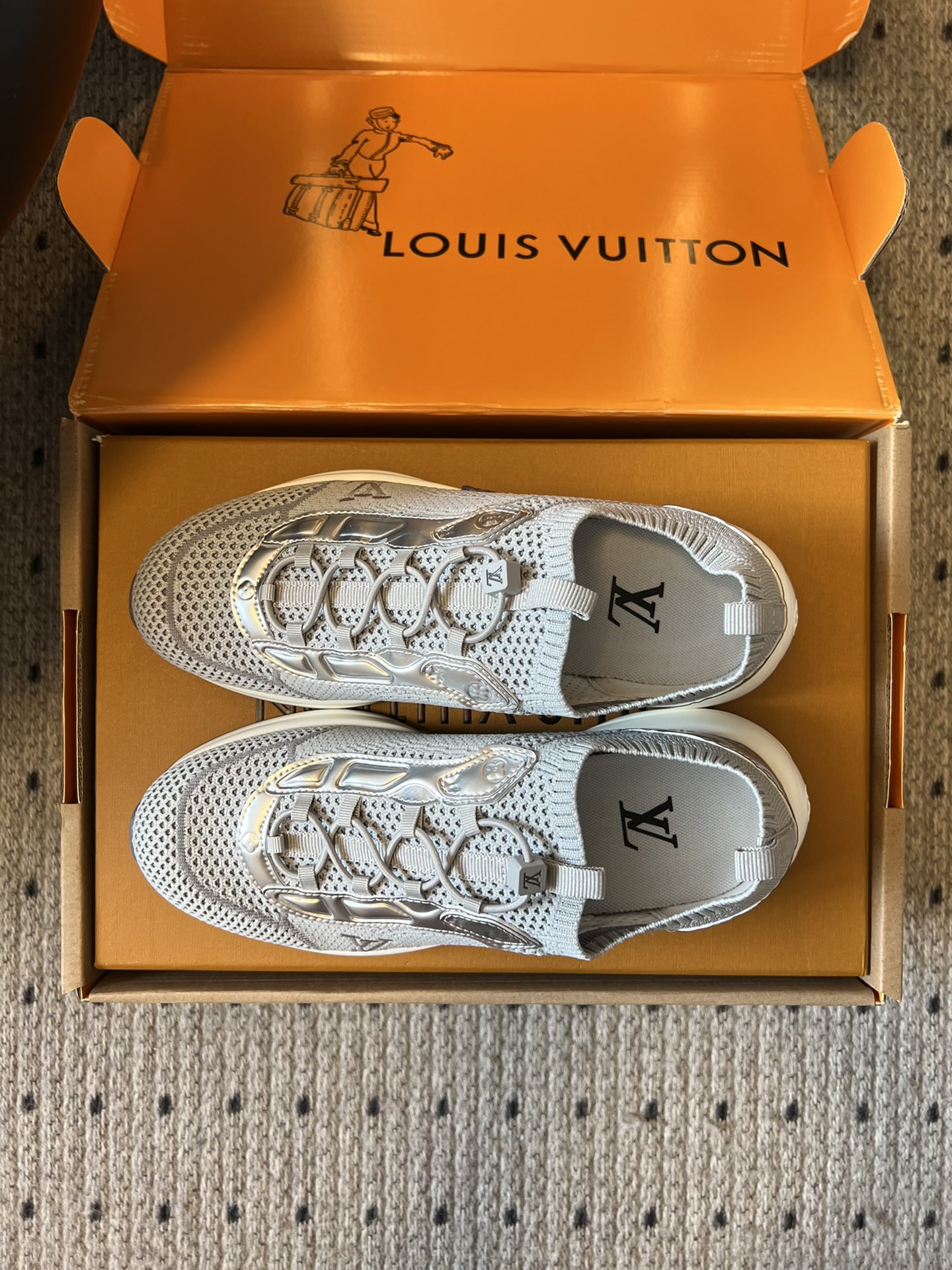
Louis Vuitto* 路易威登新款休闲运动鞋

特别推荐银色！这双银角大王绝对的秀气！！细节每一
